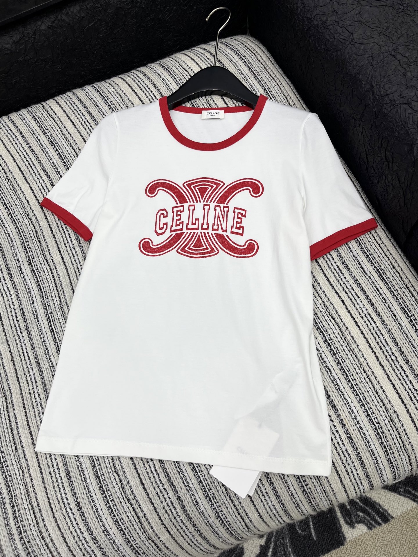 🛒𝐍𝐄𝐖 · 𝟐𝟎𝟐5/爆款现货原单品质 Celin*｜25新品撞色立体字母短袖T恤精致版型上身巨显瘦！