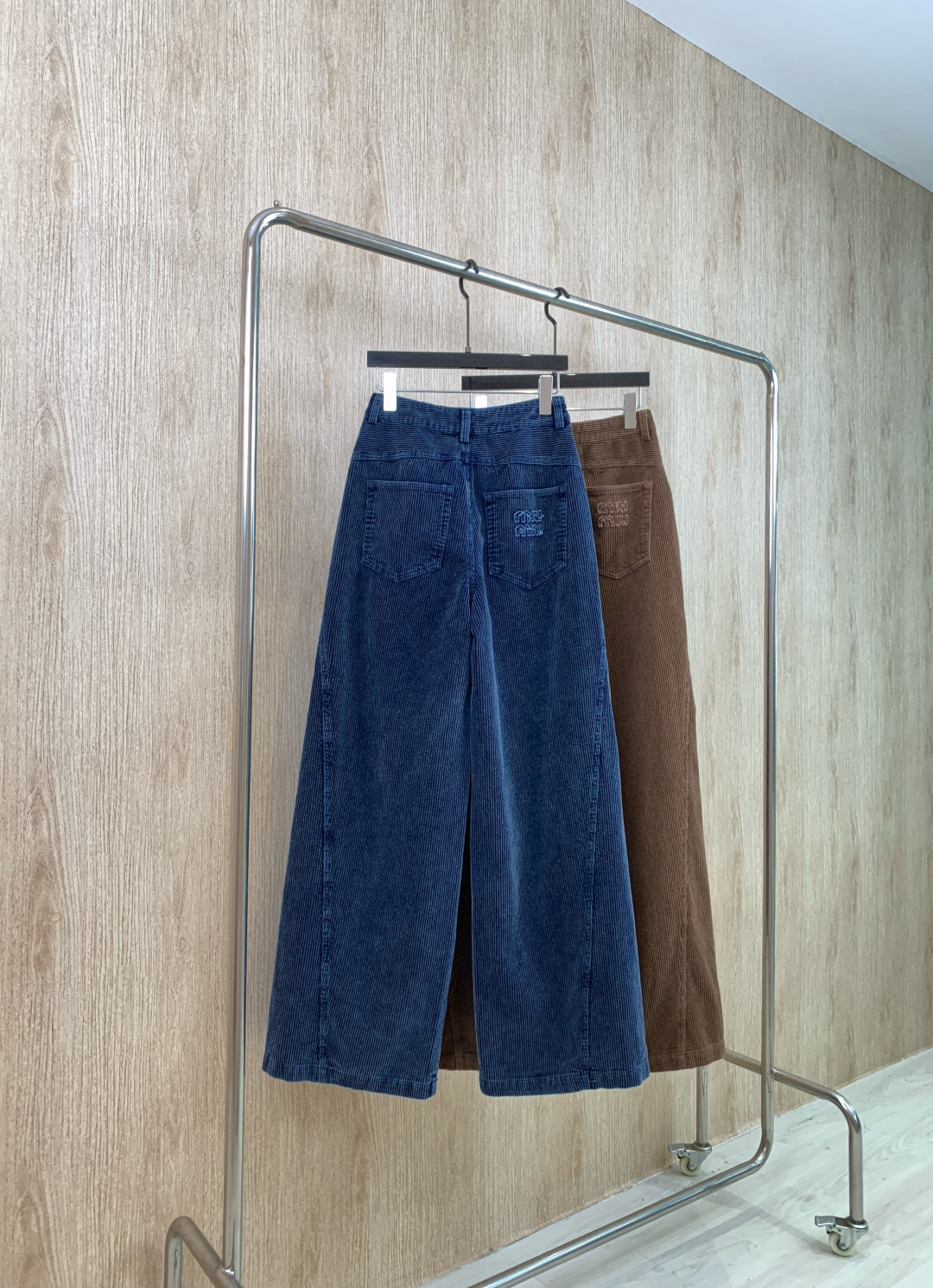 🛒𝐍𝐄𝐖 · 𝟐𝟎𝟐5/爆款现货原单品质 Miu Mi*｜女神同款灯芯绒炒色插袋休闲裤这款休闲裤选用优质