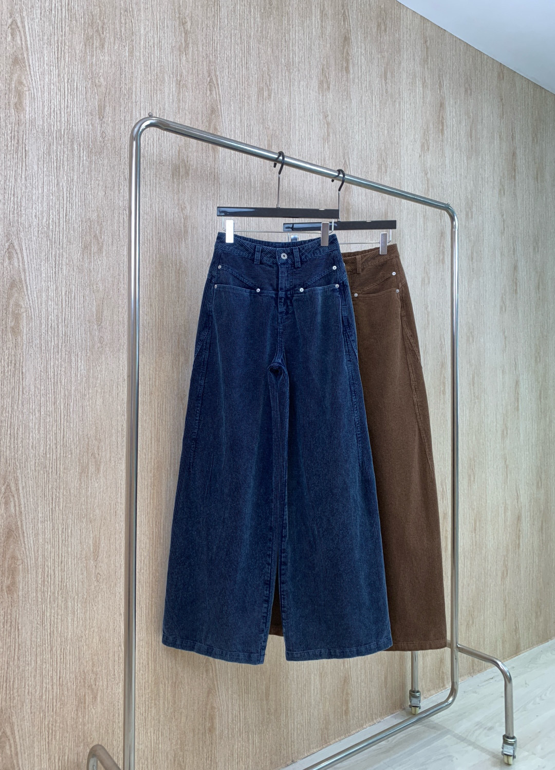 🛒𝐍𝐄𝐖 · 𝟐𝟎𝟐5/爆款现货原单品质 Miu Mi*｜女神同款灯芯绒炒色插袋休闲裤这款休闲裤选用优质