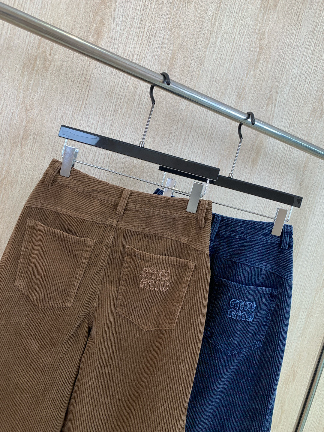 🛒𝐍𝐄𝐖 · 𝟐𝟎𝟐5/爆款现货原单品质 Miu Mi*｜女神同款灯芯绒炒色插袋休闲裤这款休闲裤选用优质