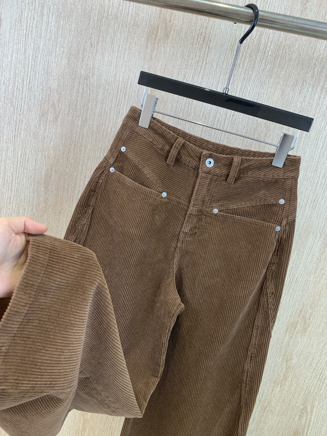 🛒𝐍𝐄𝐖 · 𝟐𝟎𝟐5/爆款现货原单品质 Miu Mi*｜女神同款灯芯绒炒色插袋休闲裤这款休闲裤选用优质