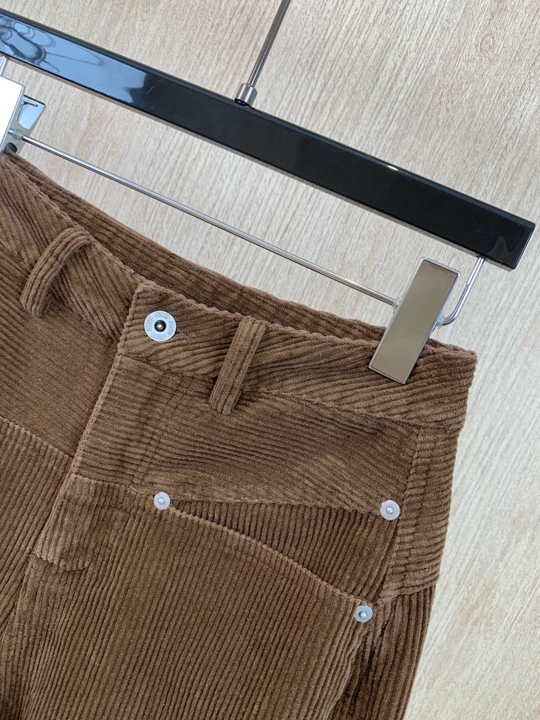 🛒𝐍𝐄𝐖 · 𝟐𝟎𝟐5/爆款现货原单品质 Miu Mi*｜女神同款灯芯绒炒色插袋休闲裤这款休闲裤选用优质