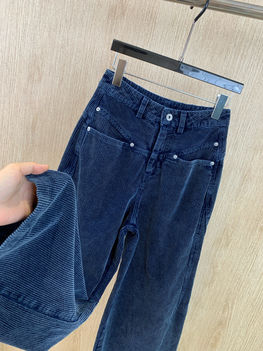 🛒𝐍𝐄𝐖 · 𝟐𝟎𝟐5/爆款现货原单品质 Miu Mi*｜女神同款灯芯绒炒色插袋休闲裤这款休闲裤选用优质