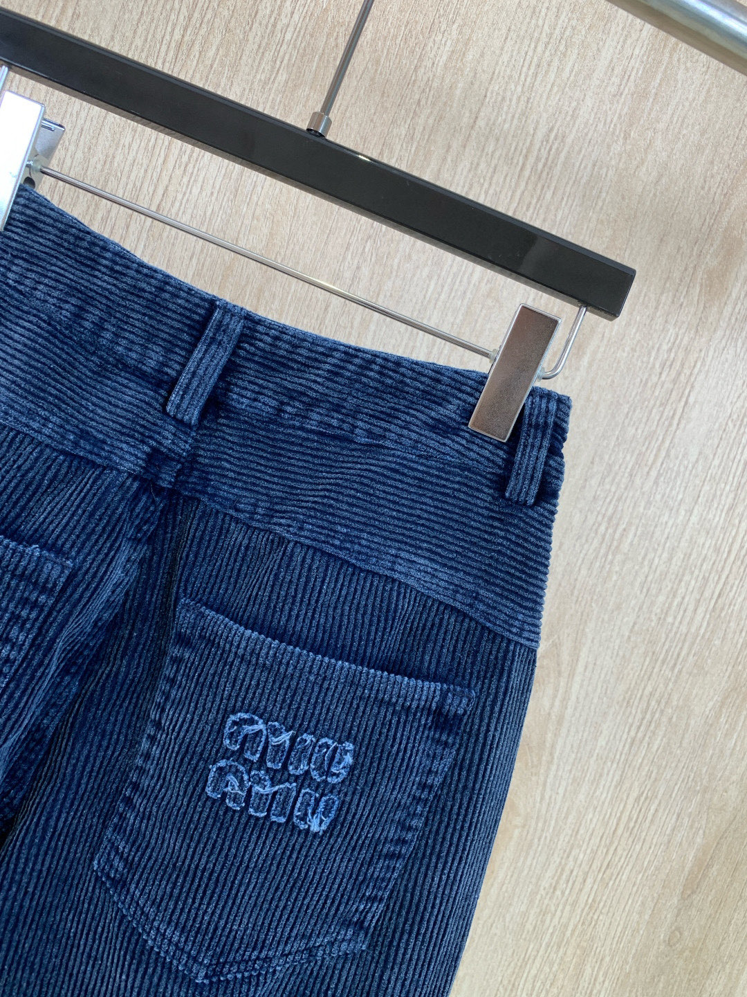 🛒𝐍𝐄𝐖 · 𝟐𝟎𝟐5/爆款现货原单品质 Miu Mi*｜女神同款灯芯绒炒色插袋休闲裤这款休闲裤选用优质