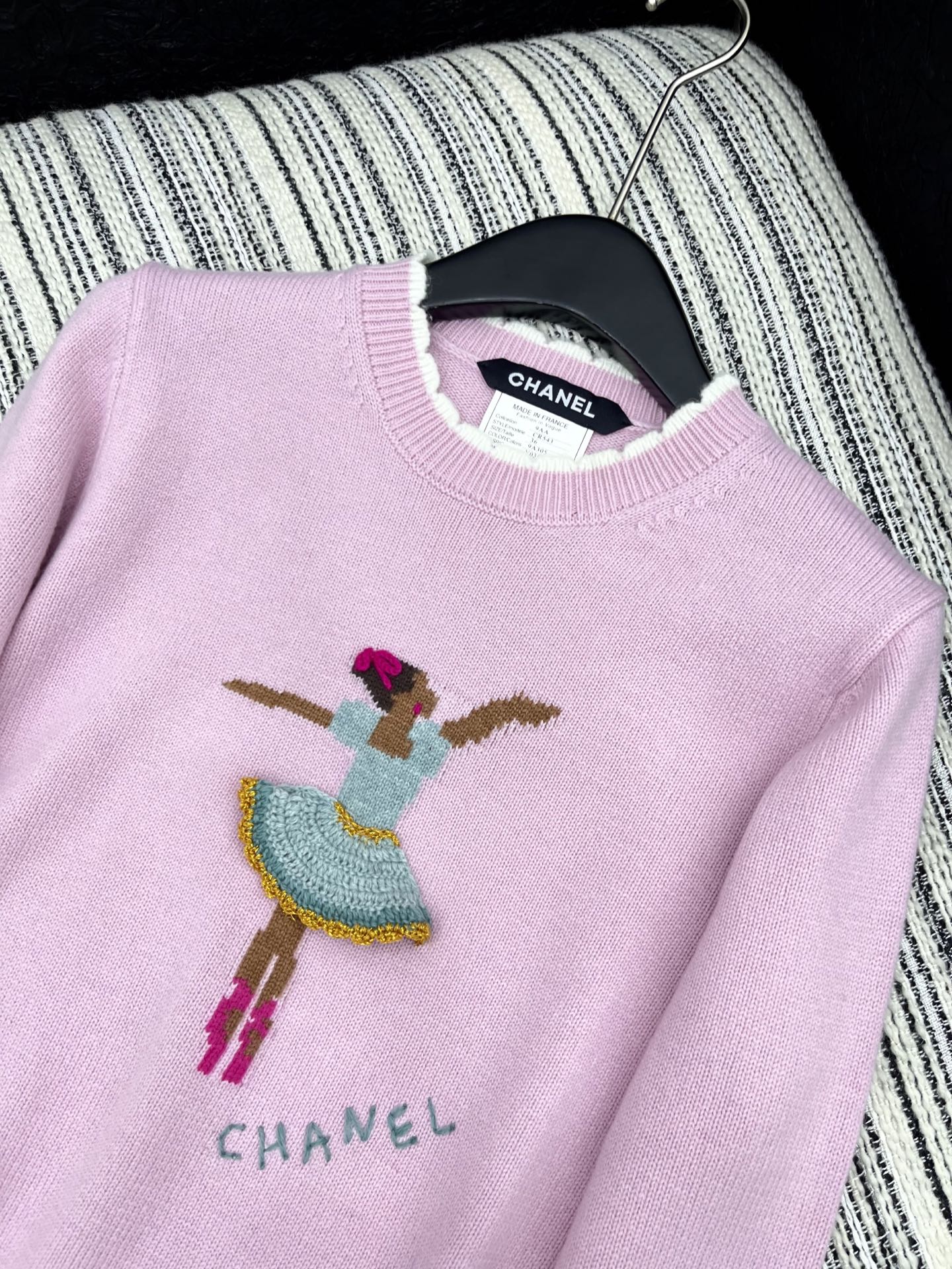 🛒𝐍𝐄𝐖 · 𝟐𝟎𝟐5/爆款现货原单品质 Chan*｜25中古系列重工钩花跳舞女孩花边毛衣设计高级又时髦