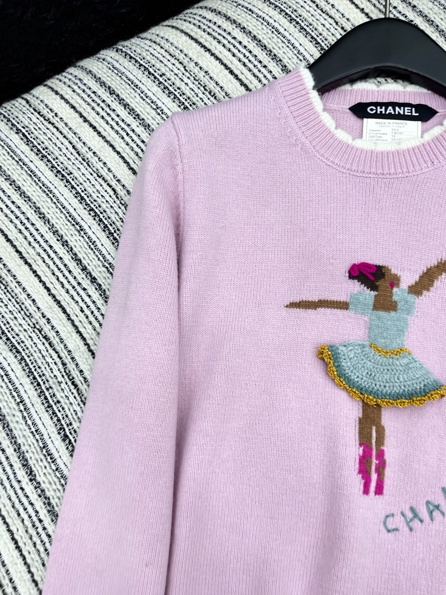 🛒𝐍𝐄𝐖 · 𝟐𝟎𝟐5/爆款现货原单品质 Chan*｜25中古系列重工钩花跳舞女孩花边毛衣设计高级又时髦