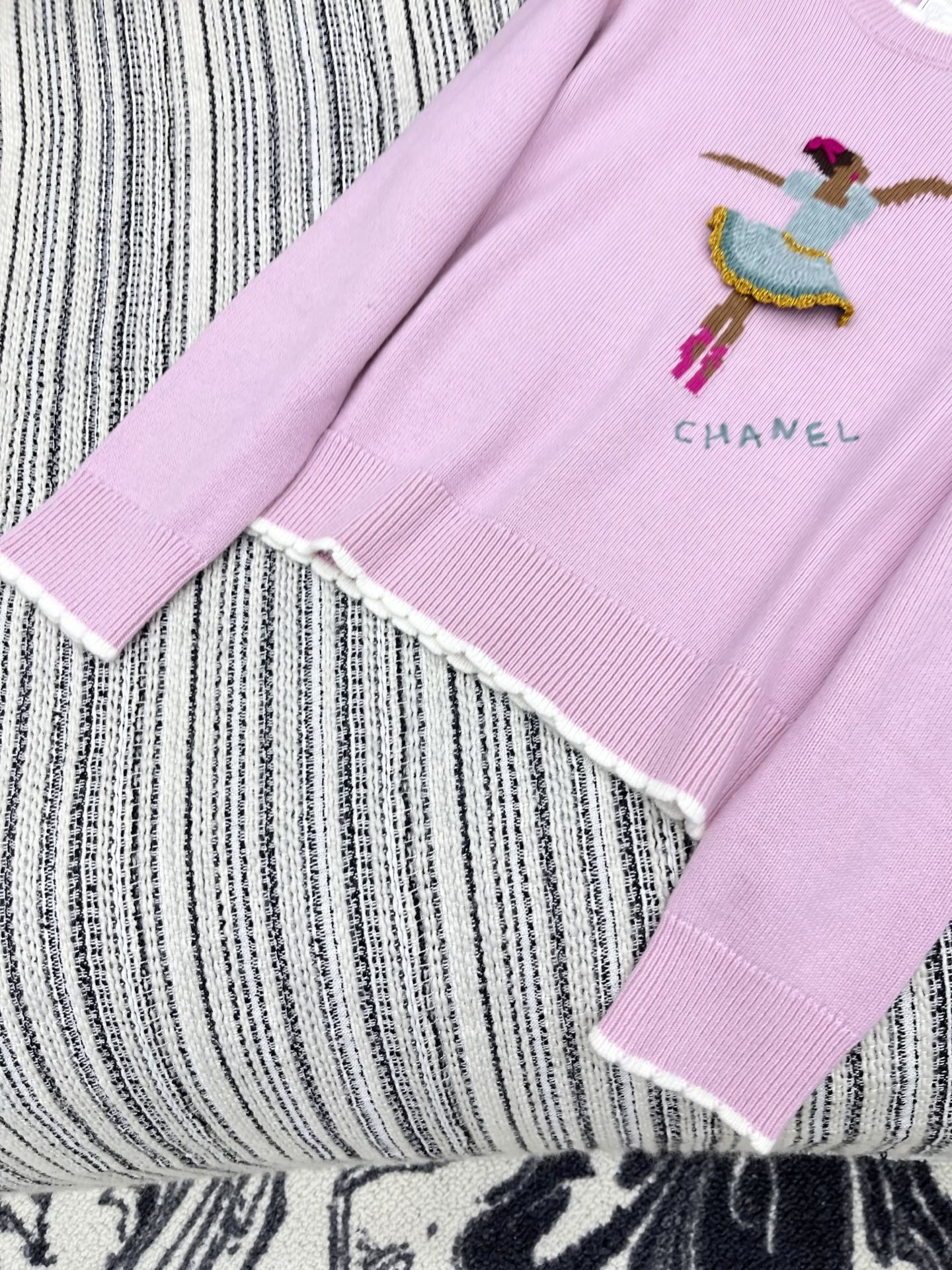 🛒𝐍𝐄𝐖 · 𝟐𝟎𝟐5/爆款现货原单品质 Chan*｜25中古系列重工钩花跳舞女孩花边毛衣设计高级又时髦