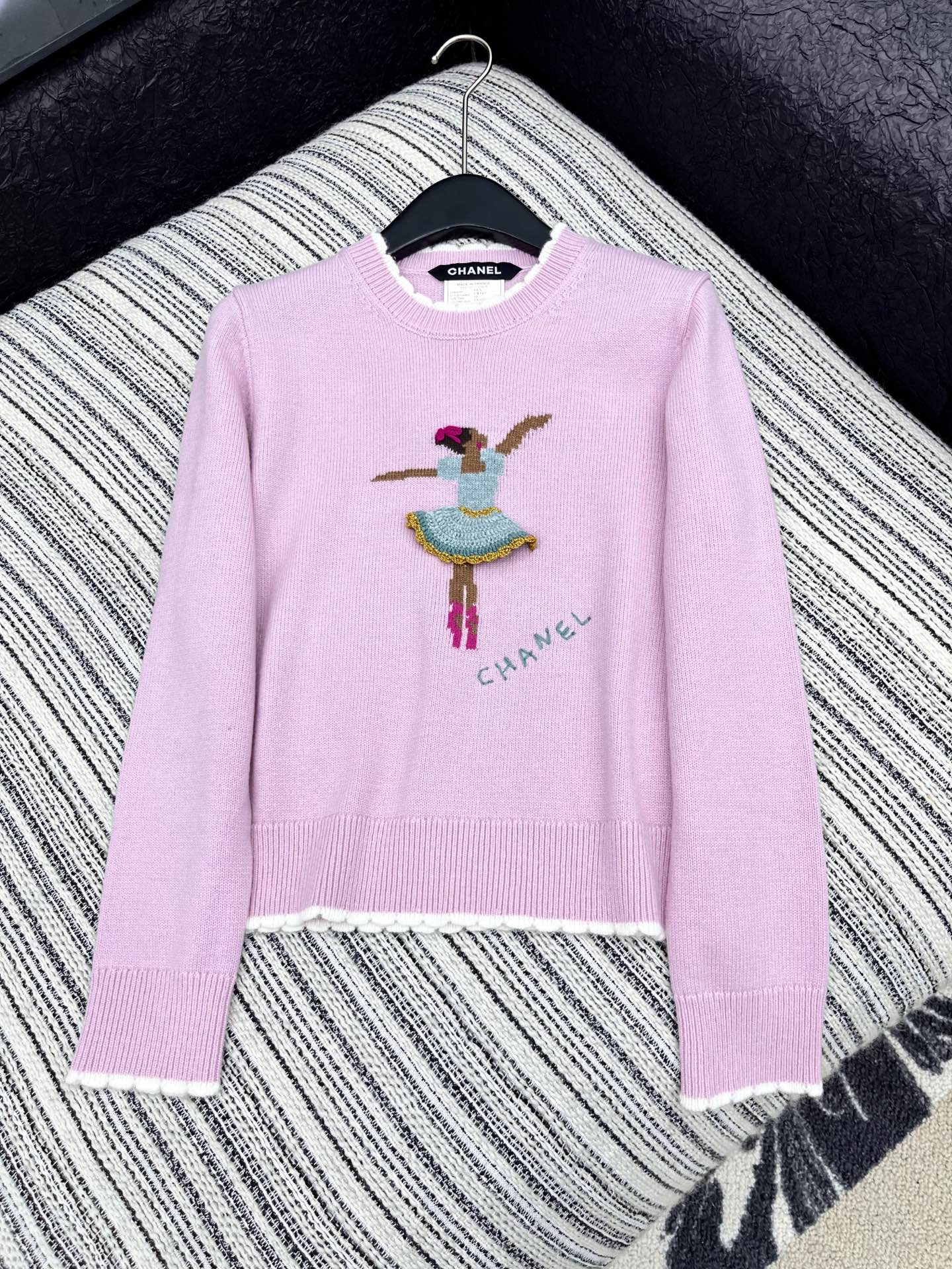 🛒𝐍𝐄𝐖 · 𝟐𝟎𝟐5/爆款现货原单品质 Chan*｜25中古系列重工钩花跳舞女孩花边毛衣设计高级又时髦