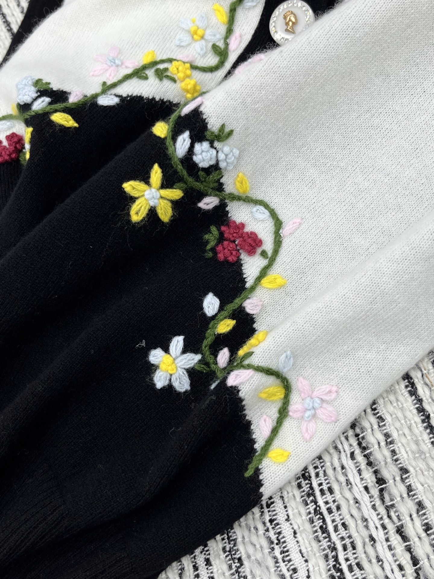 🛒𝐍𝐄𝐖 · 𝟐𝟎𝟐5/爆款现货原单品质 Chan*｜25中古系列重工手工钩花V领外套独家订制纱线 ，设