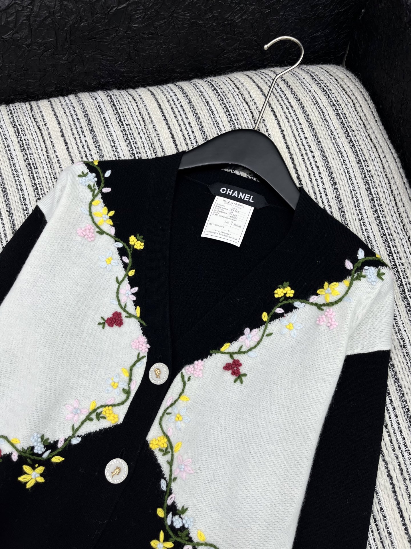 🛒𝐍𝐄𝐖 · 𝟐𝟎𝟐5/爆款现货原单品质 Chan*｜25中古系列重工手工钩花V领外套独家订制纱线 ，设