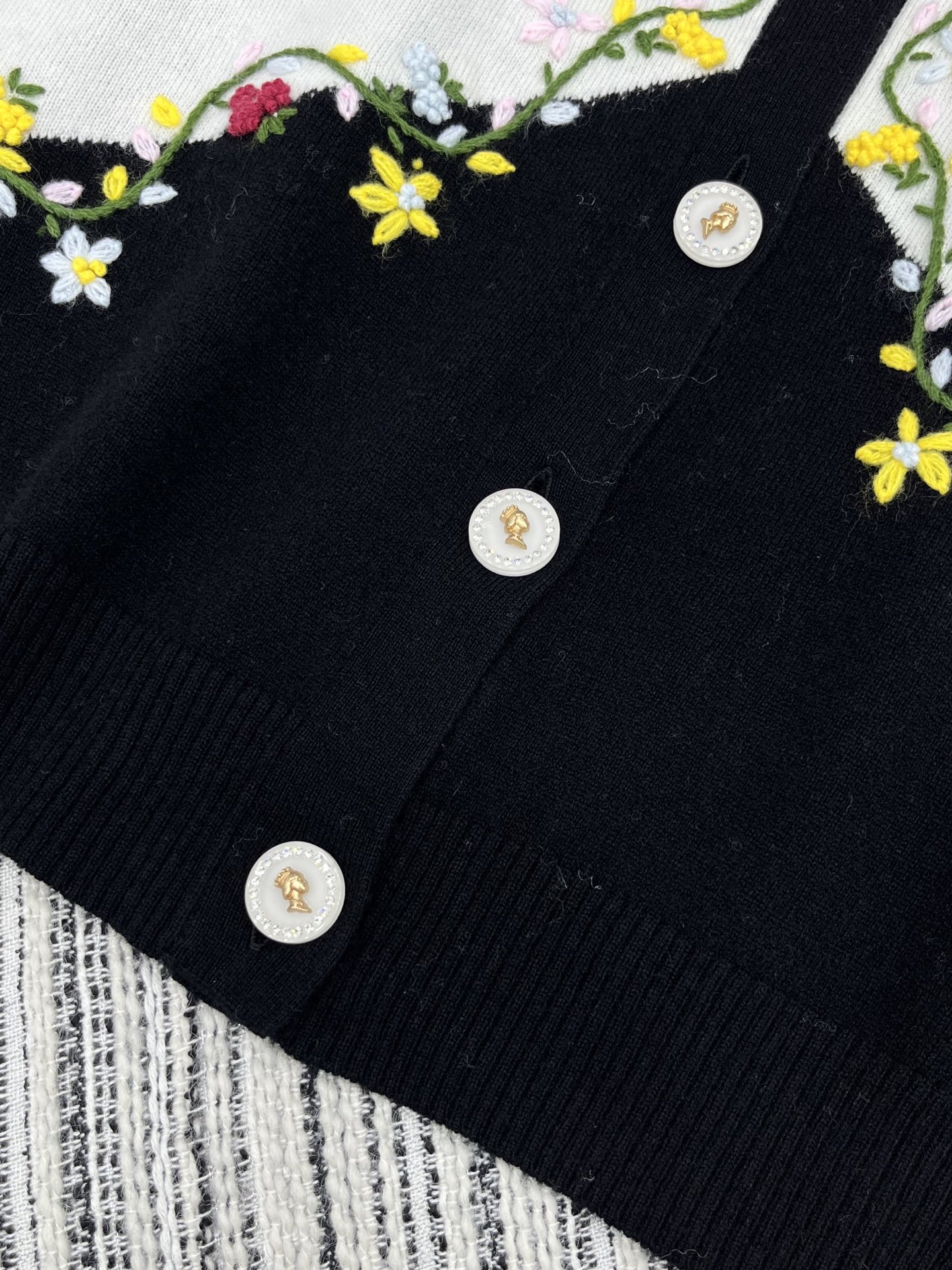 🛒𝐍𝐄𝐖 · 𝟐𝟎𝟐5/爆款现货原单品质 Chan*｜25中古系列重工手工钩花V领外套独家订制纱线 ，设