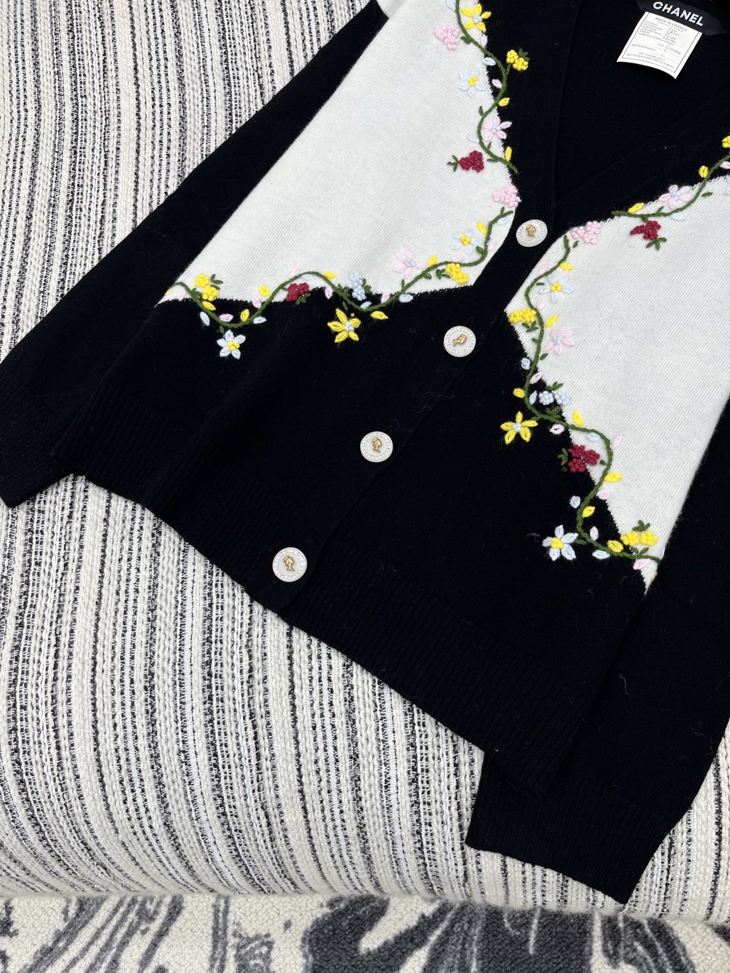 🛒𝐍𝐄𝐖 · 𝟐𝟎𝟐5/爆款现货原单品质 Chan*｜25中古系列重工手工钩花V领外套独家订制纱线 ，设