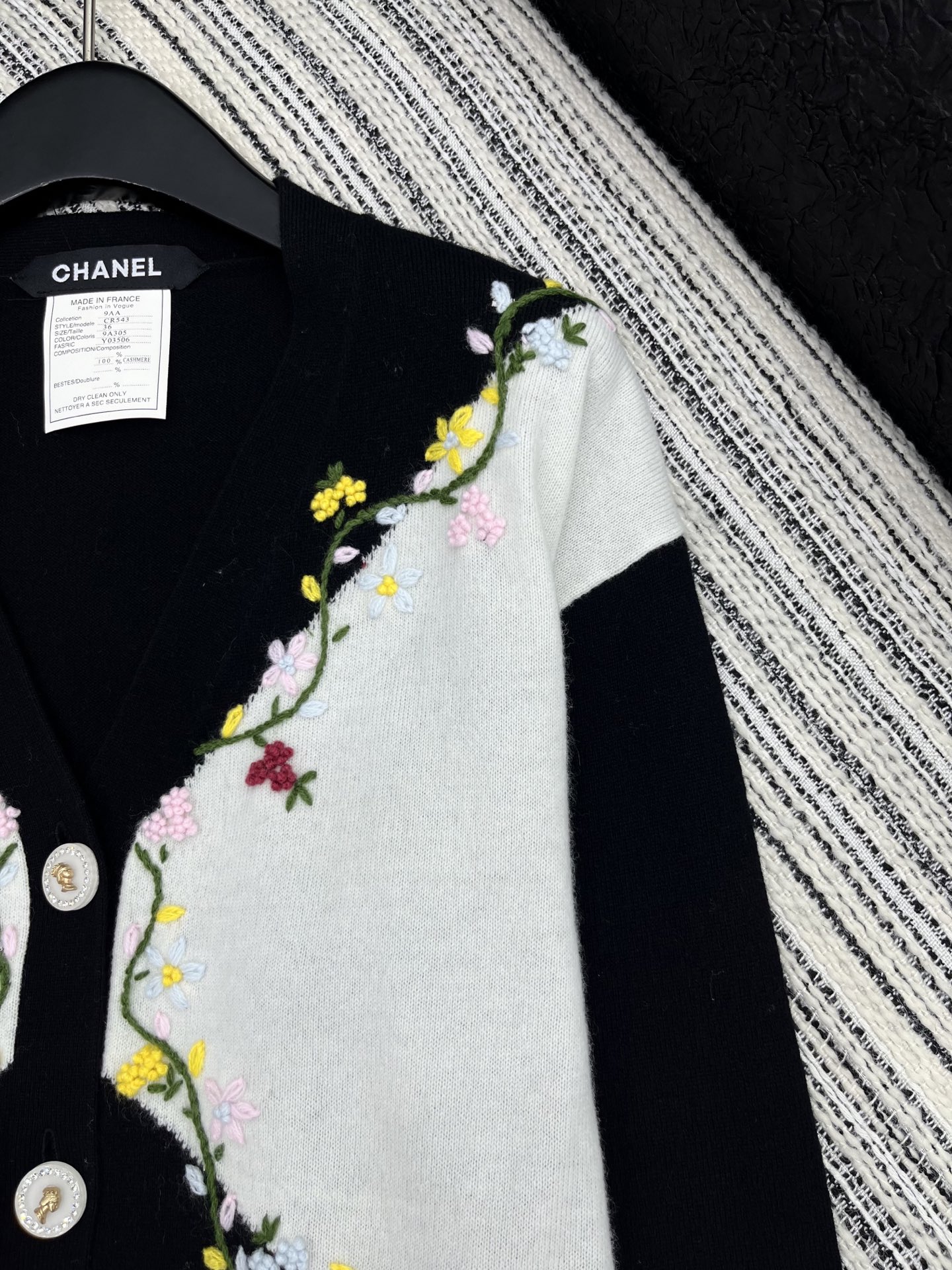 🛒𝐍𝐄𝐖 · 𝟐𝟎𝟐5/爆款现货原单品质 Chan*｜25中古系列重工手工钩花V领外套独家订制纱线 ，设