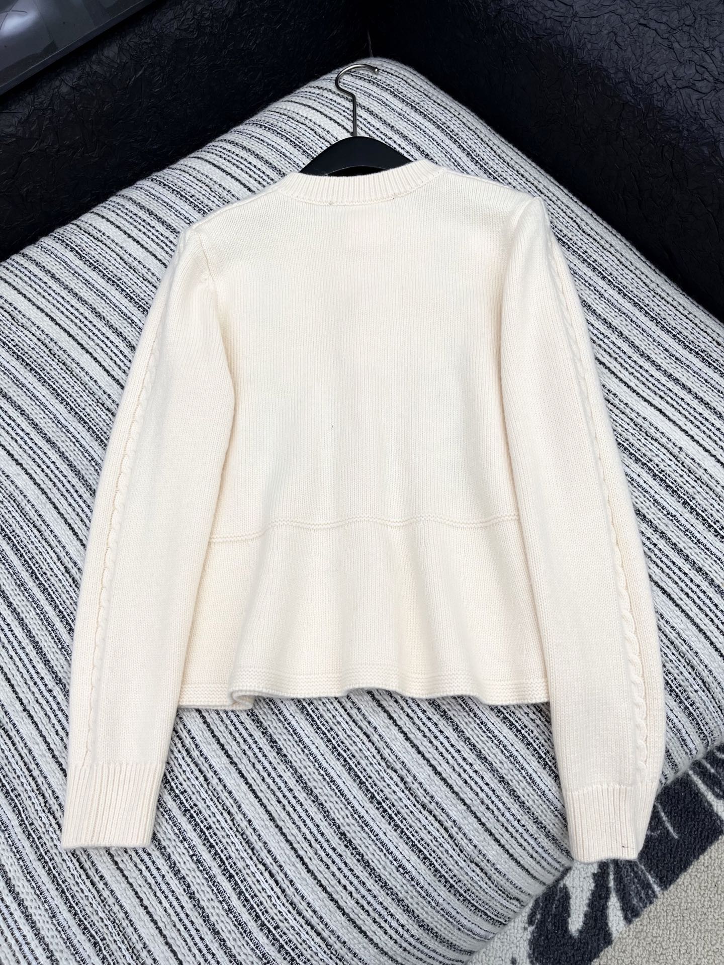 🛒𝐍𝐄𝐖 · 𝟐𝟎𝟐5/爆款现货原单品质 Chan*｜25中古系列重工手工钩花裙摆式圆领外套独家订制纱线