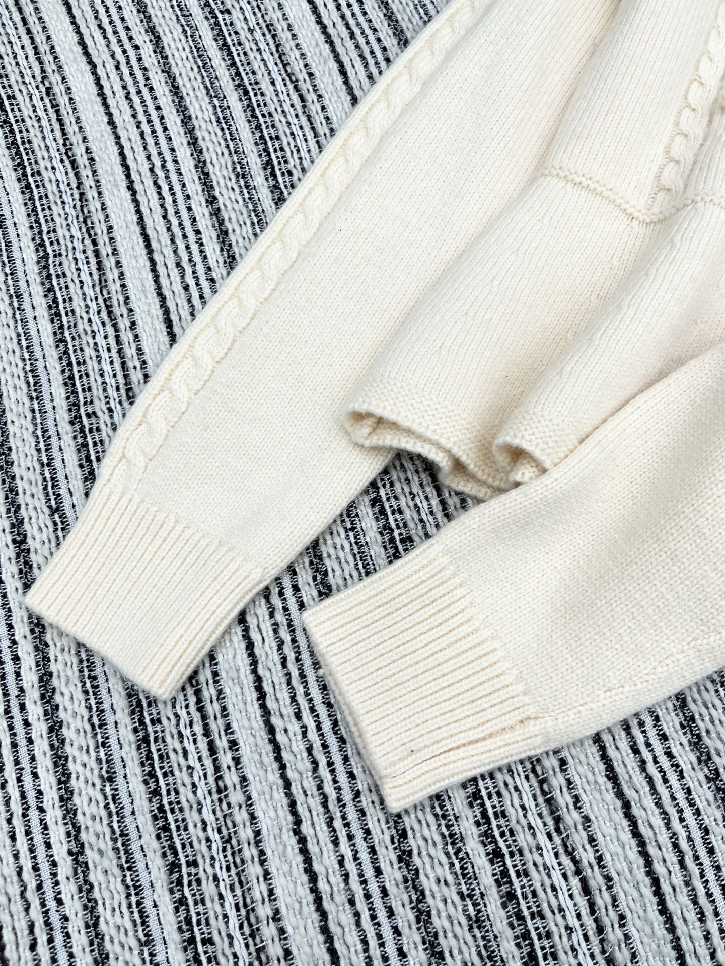 🛒𝐍𝐄𝐖 · 𝟐𝟎𝟐5/爆款现货原单品质 Chan*｜25中古系列重工手工钩花裙摆式圆领外套独家订制纱线