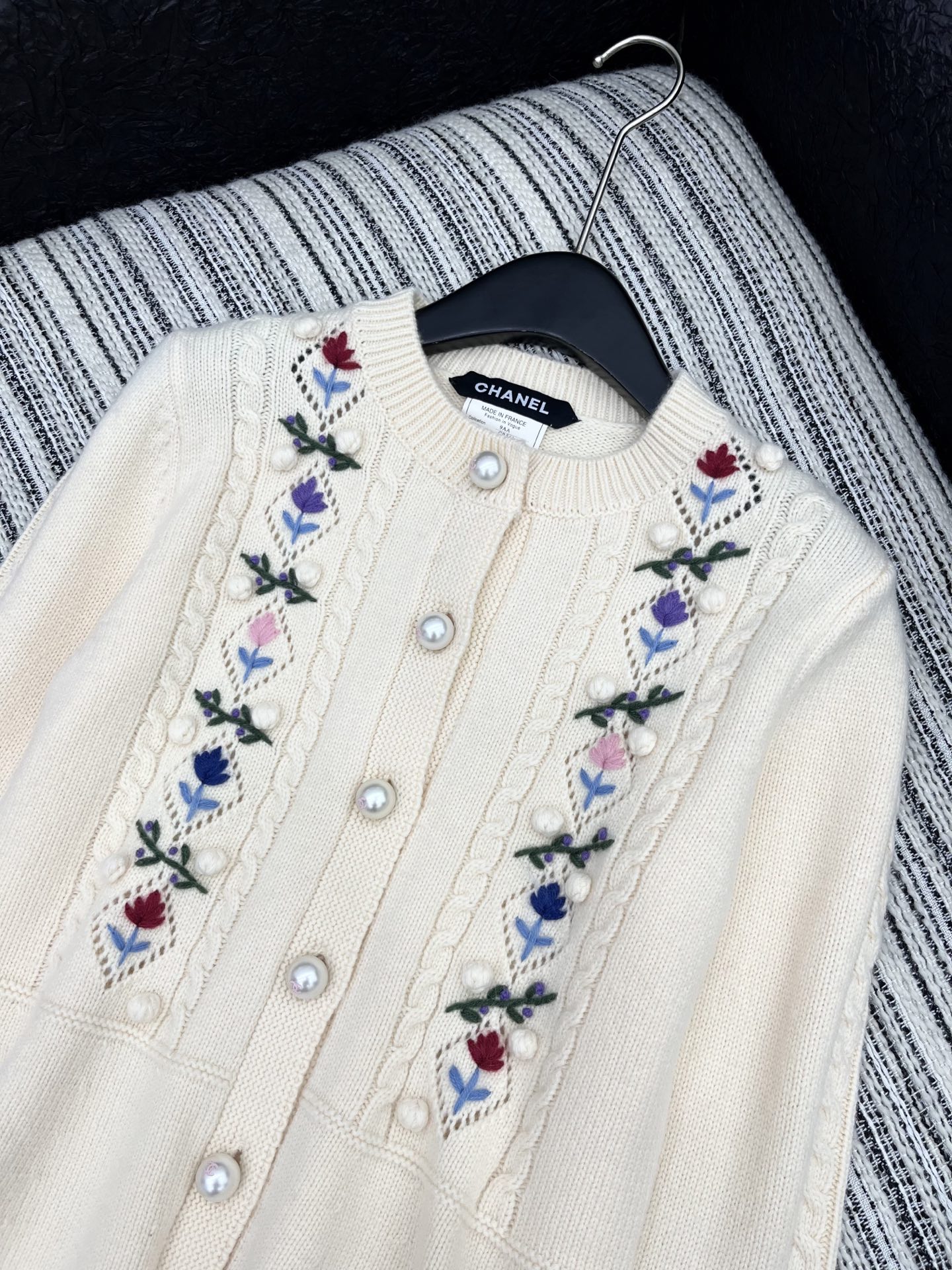 🛒𝐍𝐄𝐖 · 𝟐𝟎𝟐5/爆款现货原单品质 Chan*｜25中古系列重工手工钩花裙摆式圆领外套独家订制纱线