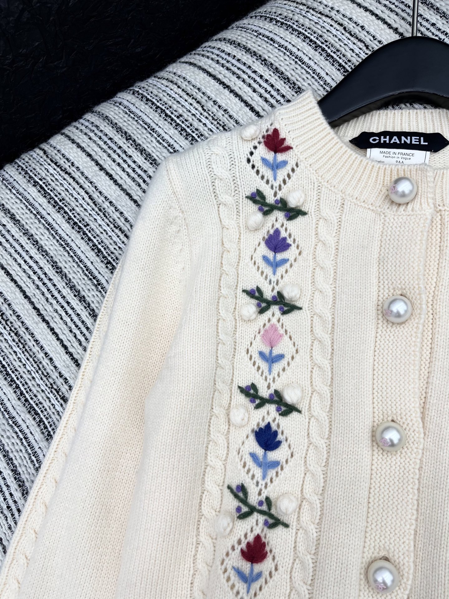 🛒𝐍𝐄𝐖 · 𝟐𝟎𝟐5/爆款现货原单品质 Chan*｜25中古系列重工手工钩花裙摆式圆领外套独家订制纱线