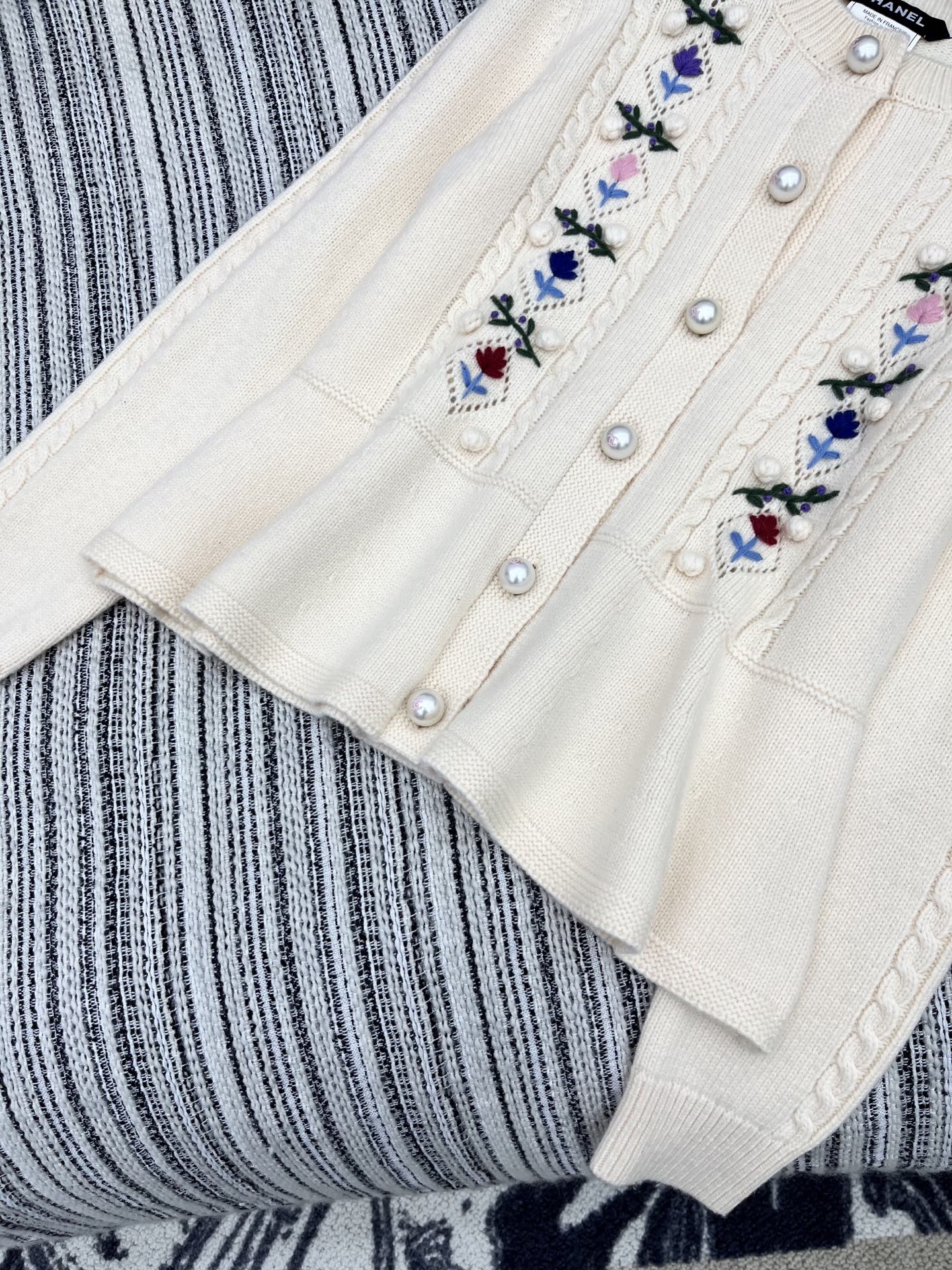 🛒𝐍𝐄𝐖 · 𝟐𝟎𝟐5/爆款现货原单品质 Chan*｜25中古系列重工手工钩花裙摆式圆领外套独家订制纱线