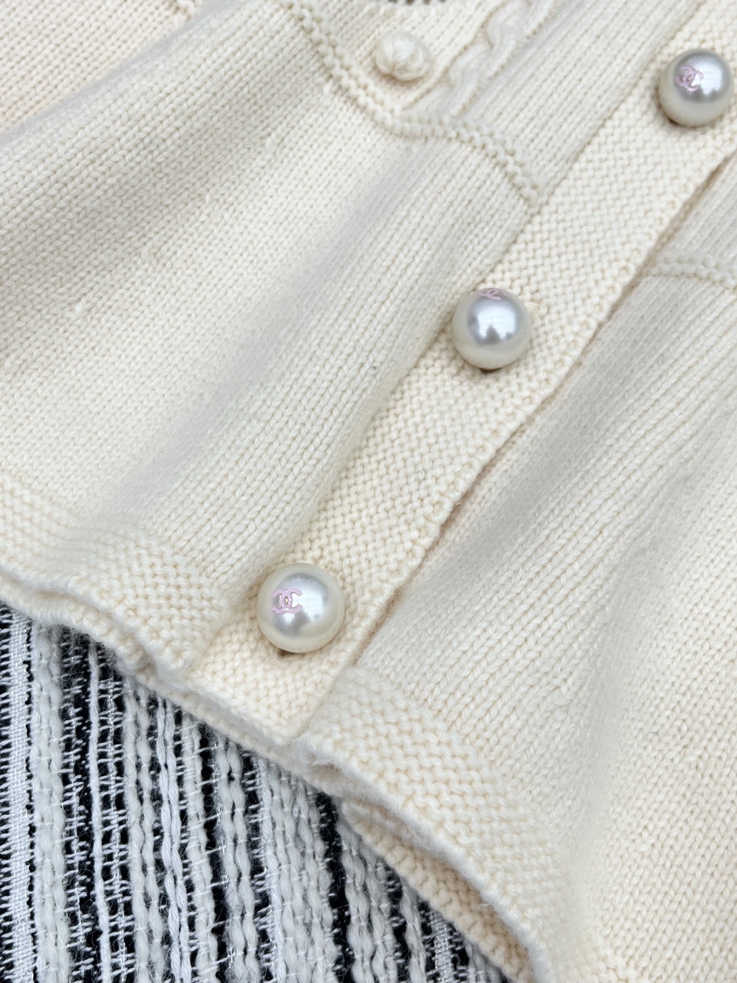 🛒𝐍𝐄𝐖 · 𝟐𝟎𝟐5/爆款现货原单品质 Chan*｜25中古系列重工手工钩花裙摆式圆领外套独家订制纱线