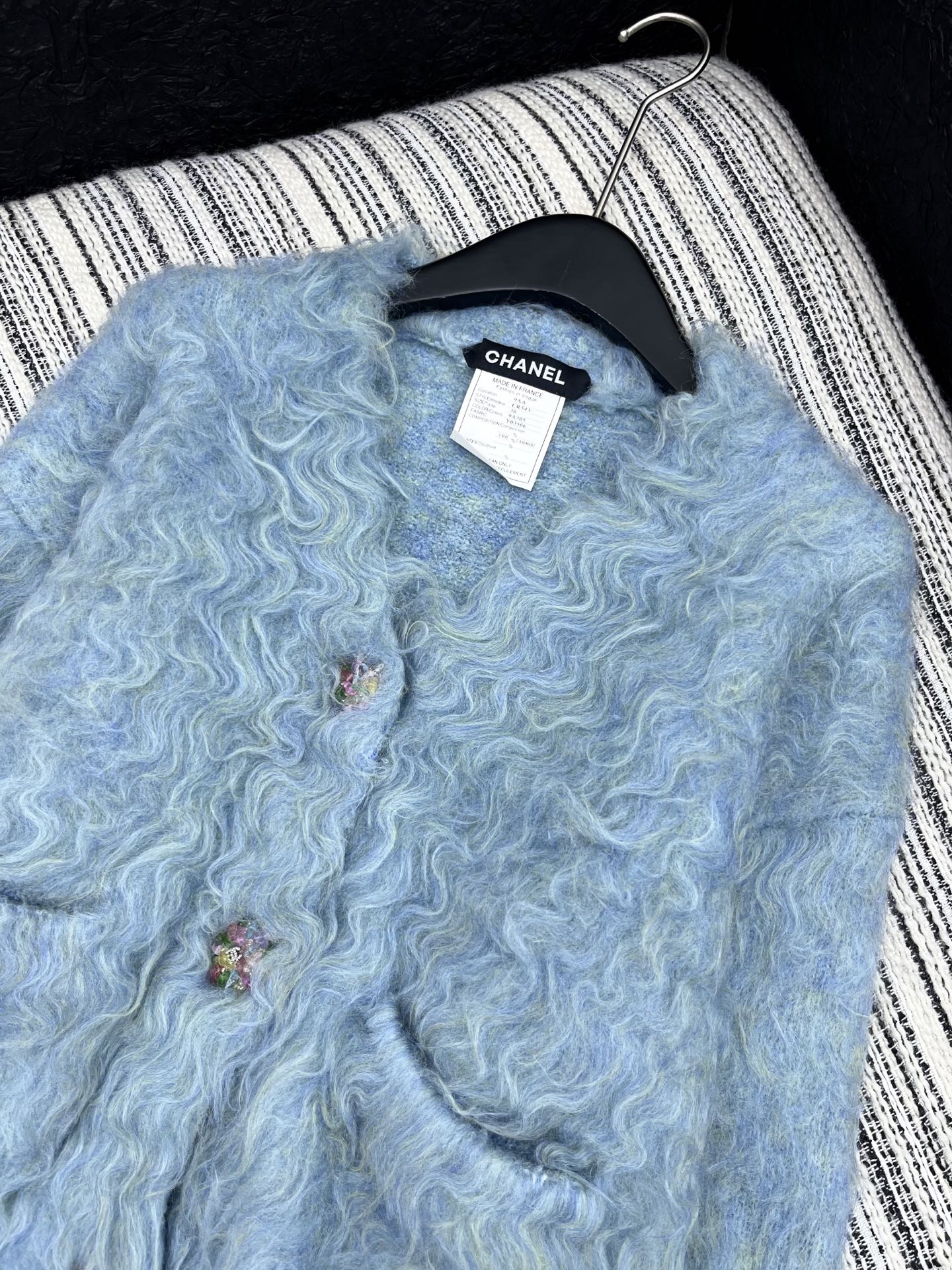 🛒𝐍𝐄𝐖 · 𝟐𝟎𝟐5/爆款现货原单品质 Chan*｜25中古系列重工马海毛V领外套独家订制纱线 ，彩色