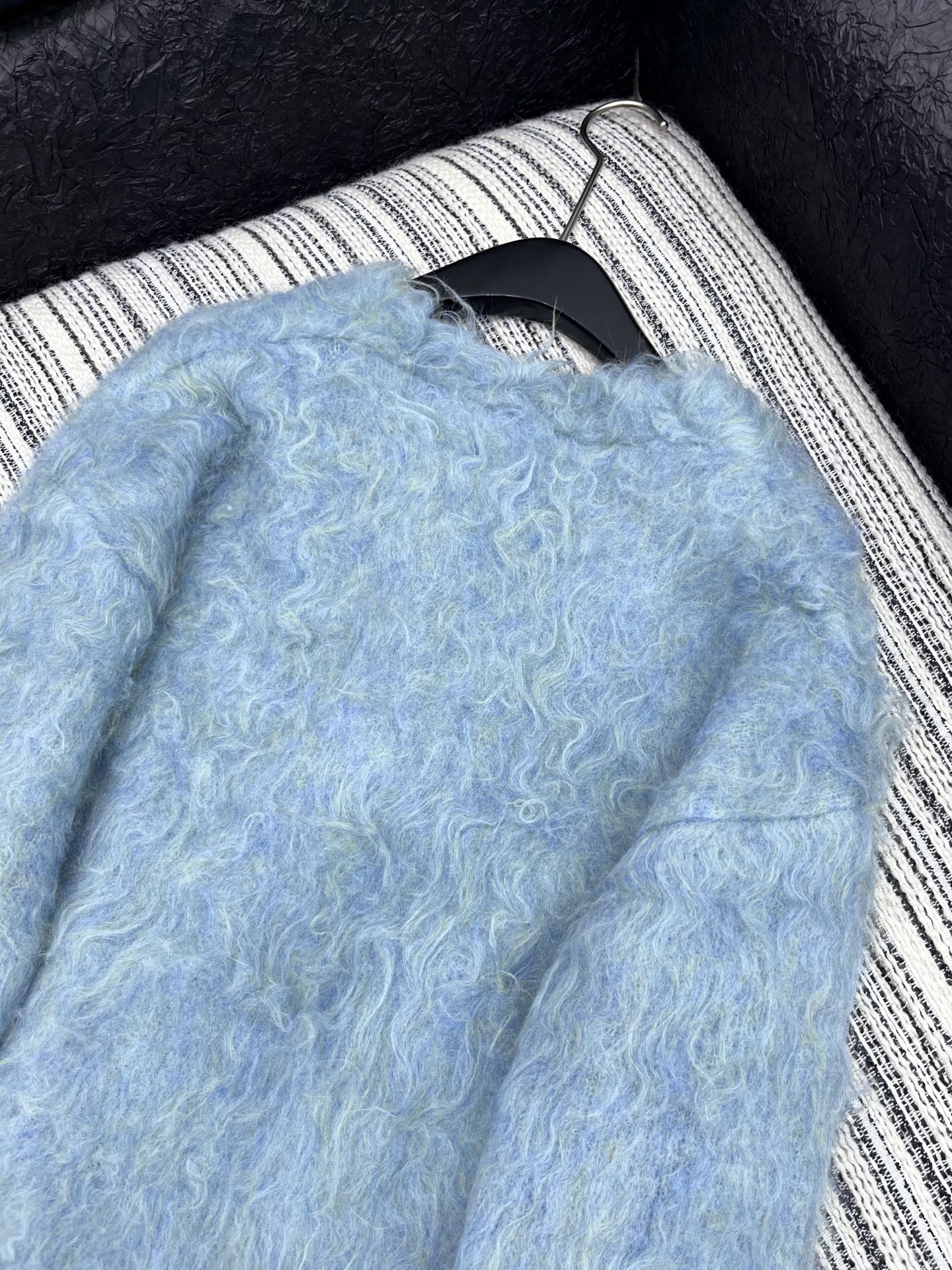 🛒𝐍𝐄𝐖 · 𝟐𝟎𝟐5/爆款现货原单品质 Chan*｜25中古系列重工马海毛V领外套独家订制纱线 ，彩色