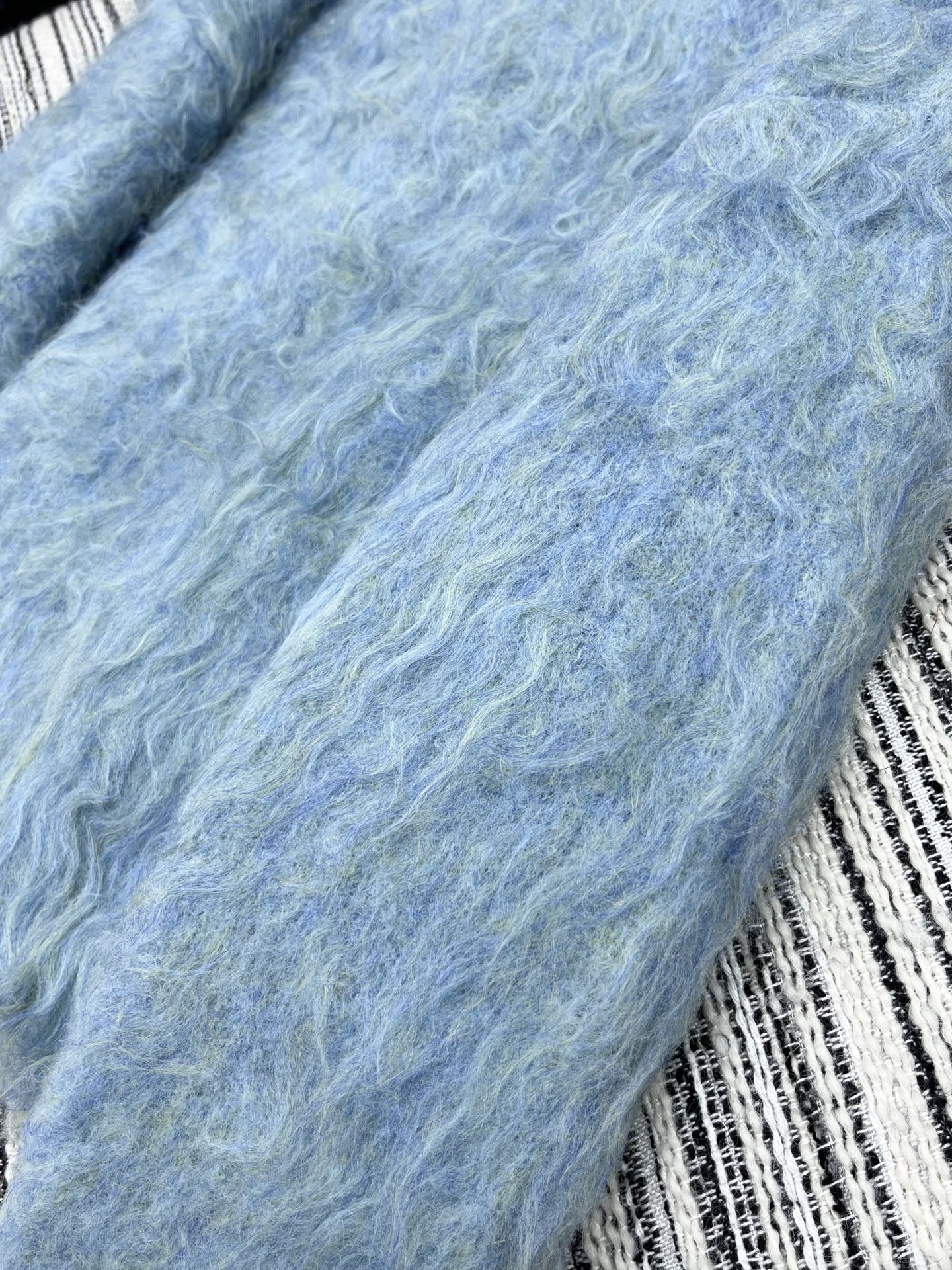 🛒𝐍𝐄𝐖 · 𝟐𝟎𝟐5/爆款现货原单品质 Chan*｜25中古系列重工马海毛V领外套独家订制纱线 ，彩色