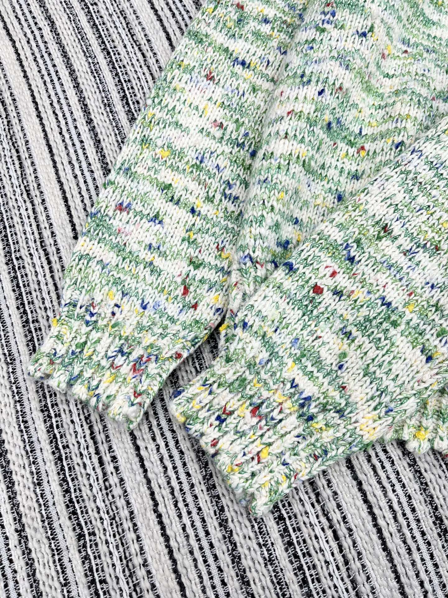 🛒𝐍𝐄𝐖 · 𝟐𝟎𝟐5/爆款现货原单品质 Chan*｜25中古系列重工手工宝石扣圆领毛衣独家订制纱线 ，