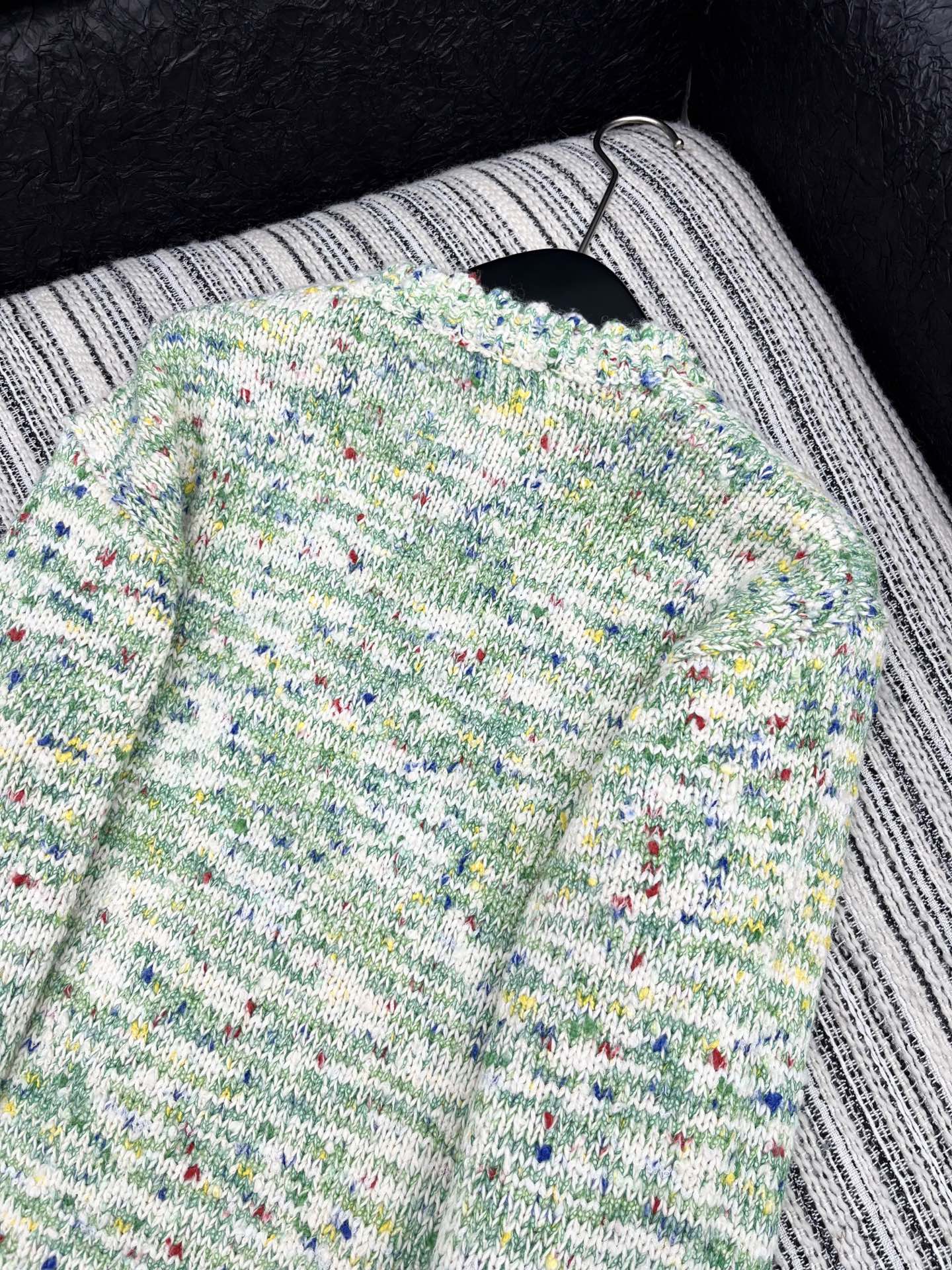 🛒𝐍𝐄𝐖 · 𝟐𝟎𝟐5/爆款现货原单品质 Chan*｜25中古系列重工手工宝石扣圆领毛衣独家订制纱线 ，