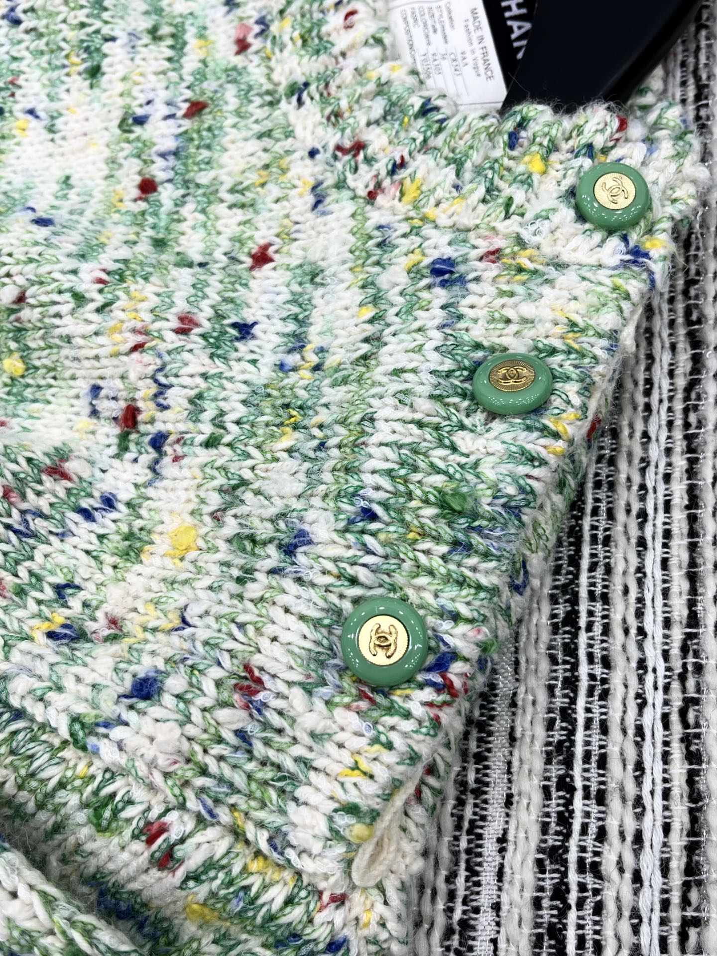 🛒𝐍𝐄𝐖 · 𝟐𝟎𝟐5/爆款现货原单品质 Chan*｜25中古系列重工手工宝石扣圆领毛衣独家订制纱线 ，