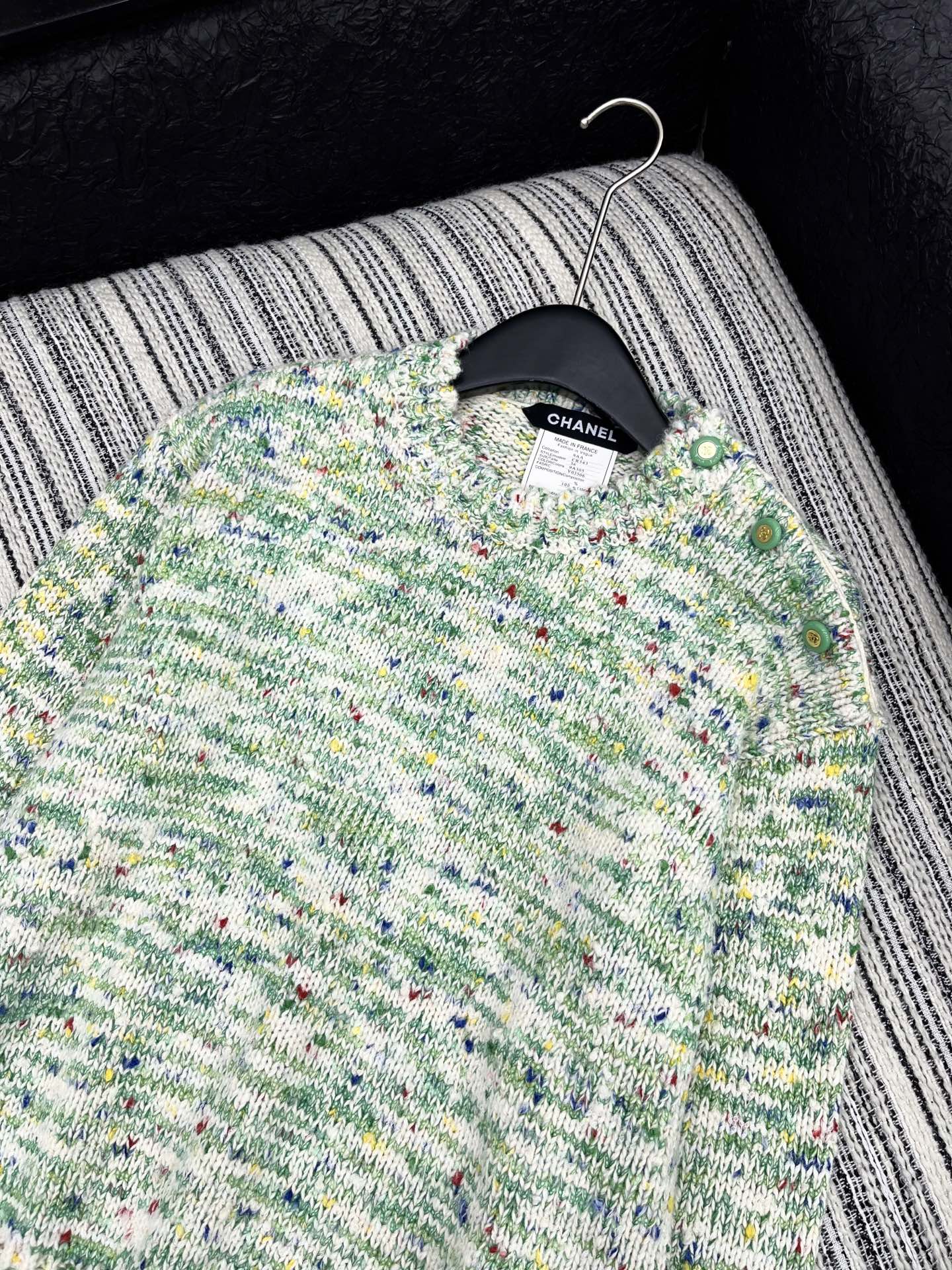 🛒𝐍𝐄𝐖 · 𝟐𝟎𝟐5/爆款现货原单品质 Chan*｜25中古系列重工手工宝石扣圆领毛衣独家订制纱线 ，