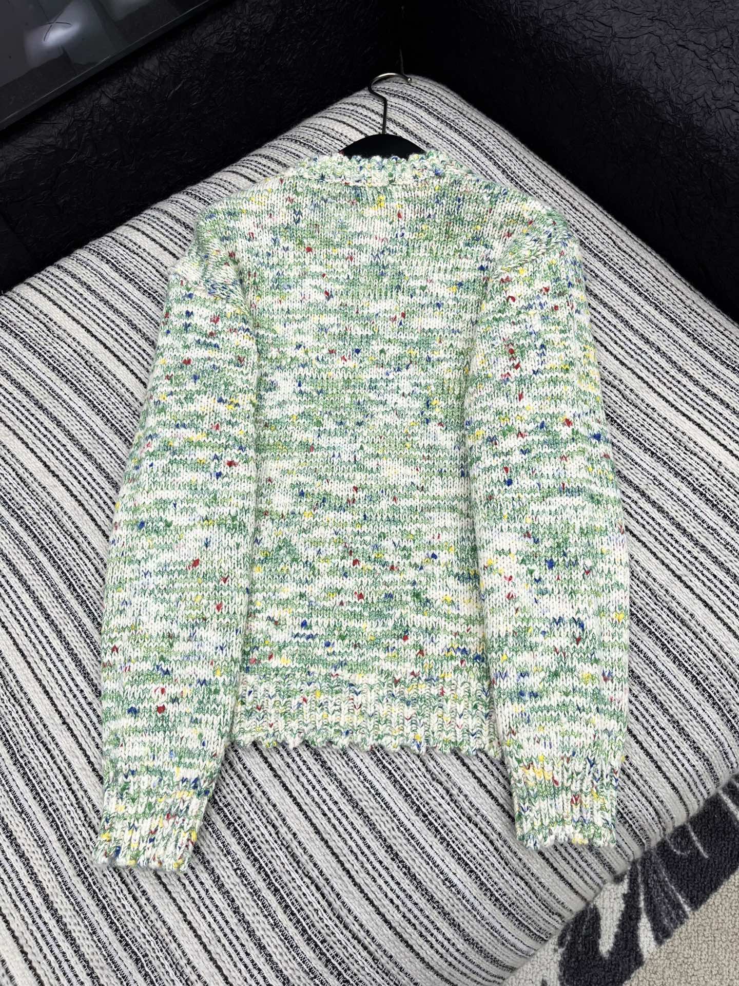 🛒𝐍𝐄𝐖 · 𝟐𝟎𝟐5/爆款现货原单品质 Chan*｜25中古系列重工手工宝石扣圆领毛衣独家订制纱线 ，