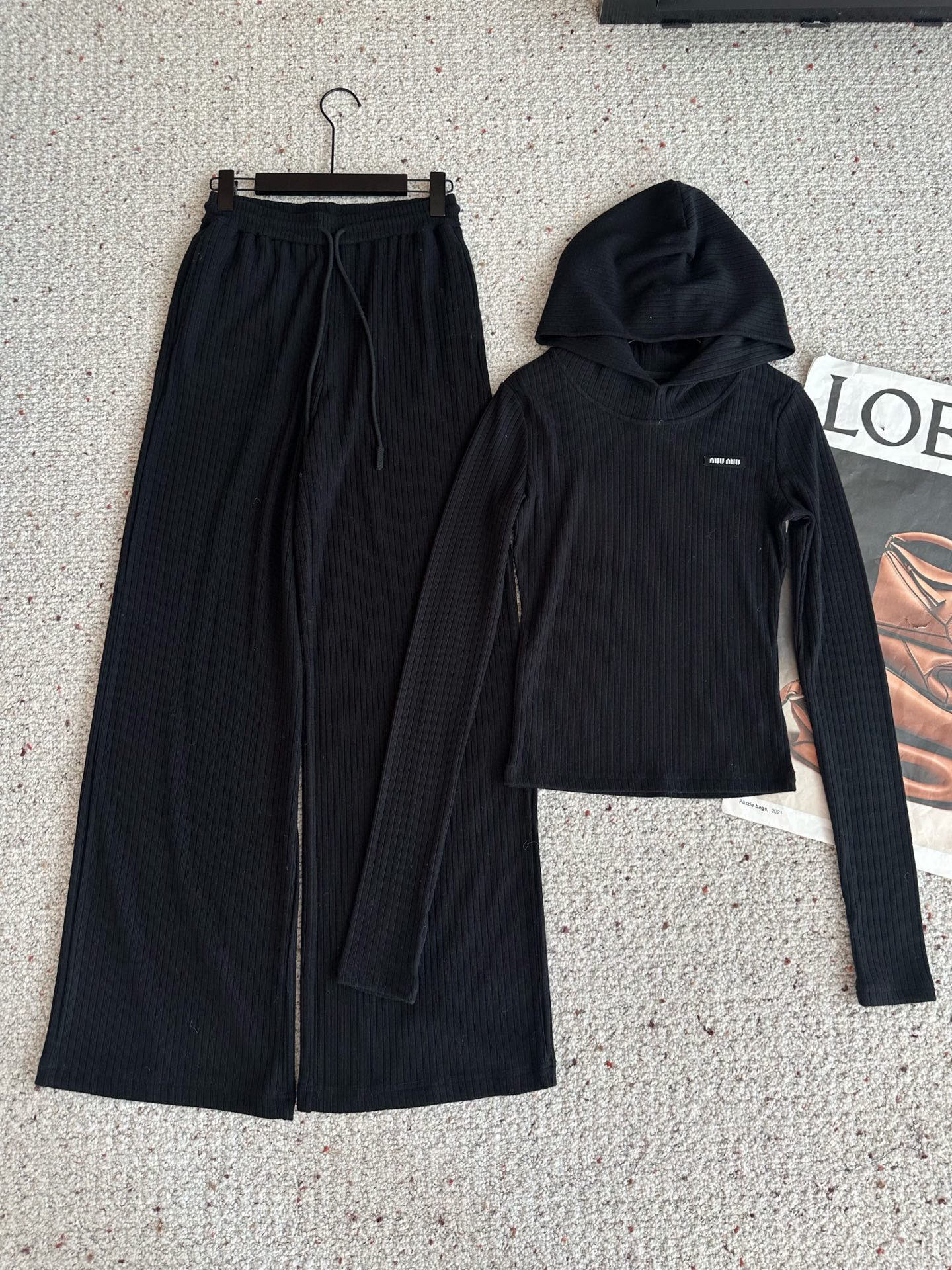 🛒𝐍𝐄𝐖 · 𝟐𝟎𝟐5/爆款现货设计师 原创｜撞色贴标休闲套装带帽修身上衣，搭配休闲松紧长裤，定制面料，