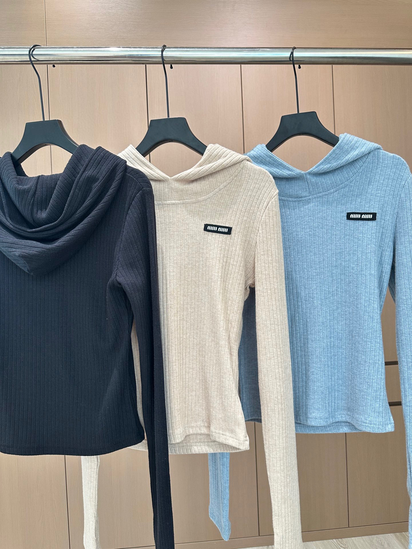 🛒𝐍𝐄𝐖 · 𝟐𝟎𝟐5/爆款现货设计师 原创｜撞色贴标休闲套装带帽修身上衣，搭配休闲松紧长裤，定制面料，