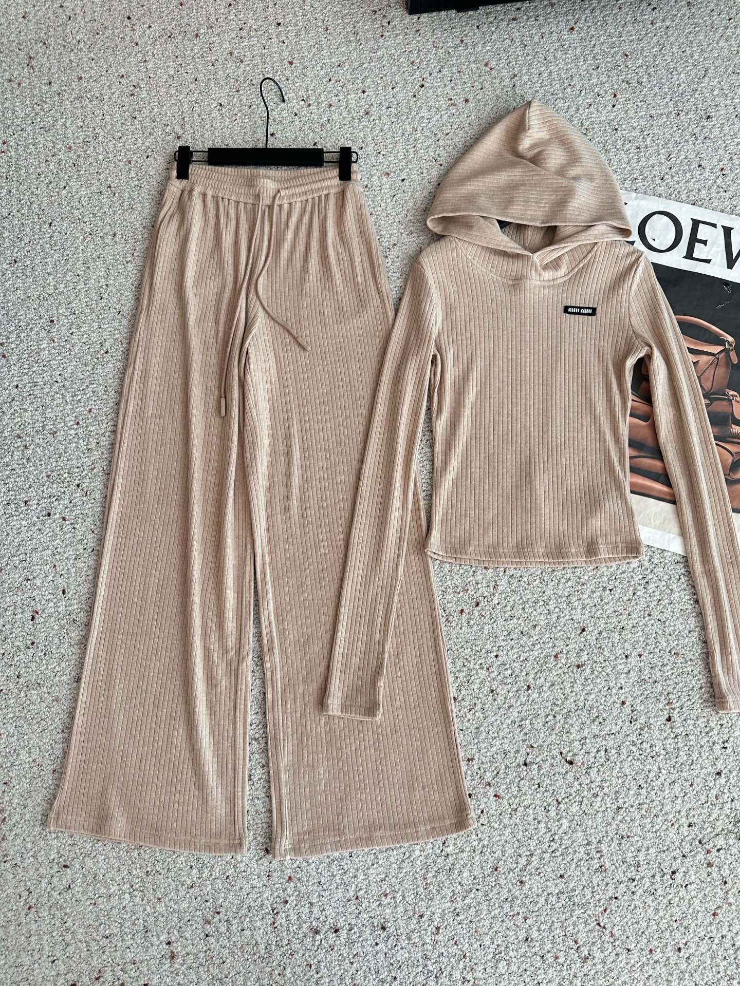 🛒𝐍𝐄𝐖 · 𝟐𝟎𝟐5/爆款现货设计师 原创｜撞色贴标休闲套装带帽修身上衣，搭配休闲松紧长裤，定制面料，