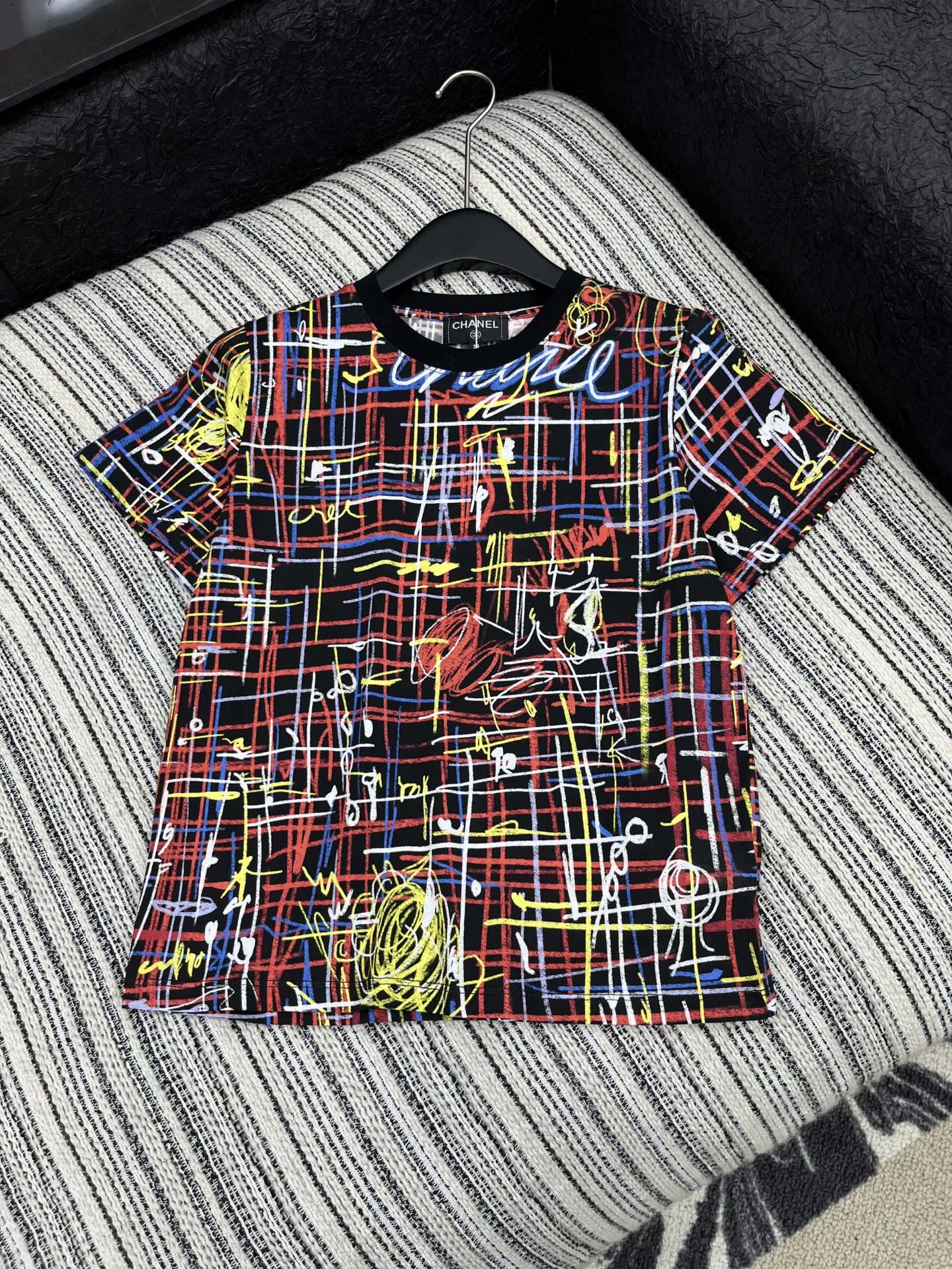 🛒𝐍𝐄𝐖 · 𝟐𝟎𝟐5/爆款现货原单品质 Chane*｜25限定系列新品涂鸦印花短袖T恤精致版型上身巨显