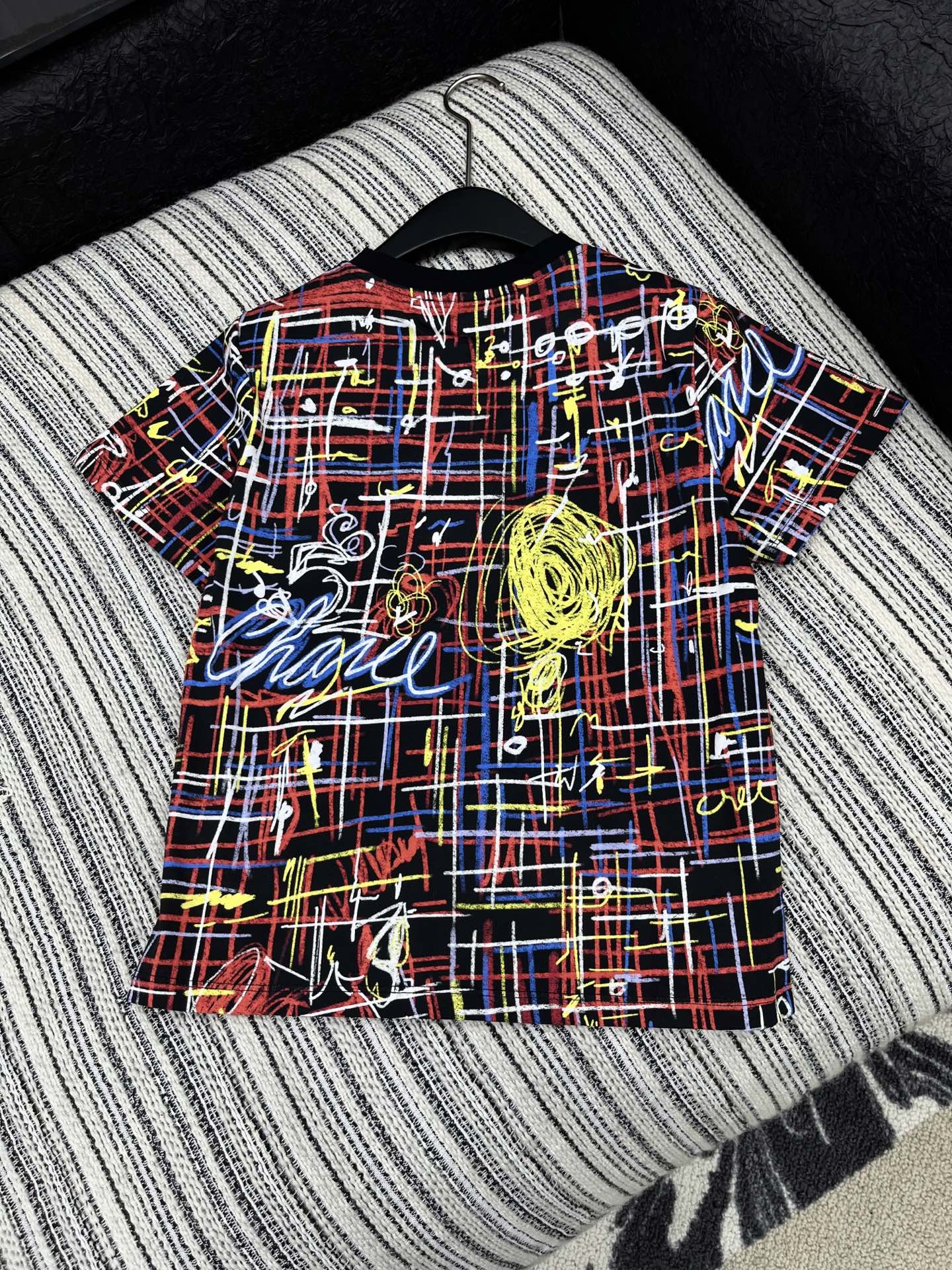 🛒𝐍𝐄𝐖 · 𝟐𝟎𝟐5/爆款现货原单品质 Chane*｜25限定系列新品涂鸦印花短袖T恤精致版型上身巨显