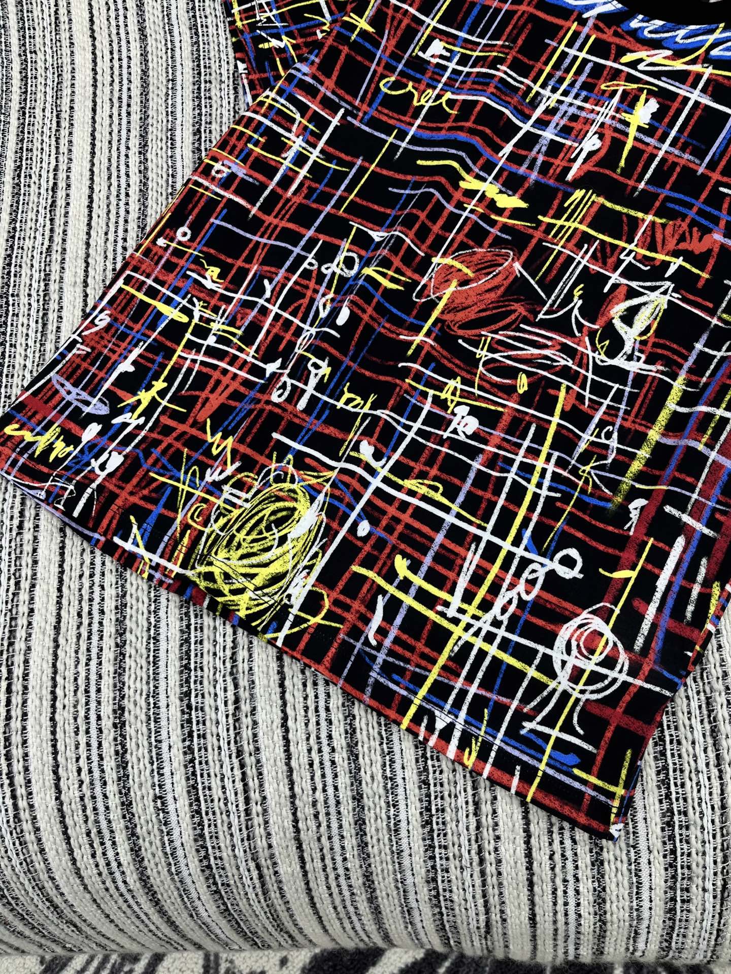 🛒𝐍𝐄𝐖 · 𝟐𝟎𝟐5/爆款现货原单品质 Chane*｜25限定系列新品涂鸦印花短袖T恤精致版型上身巨显