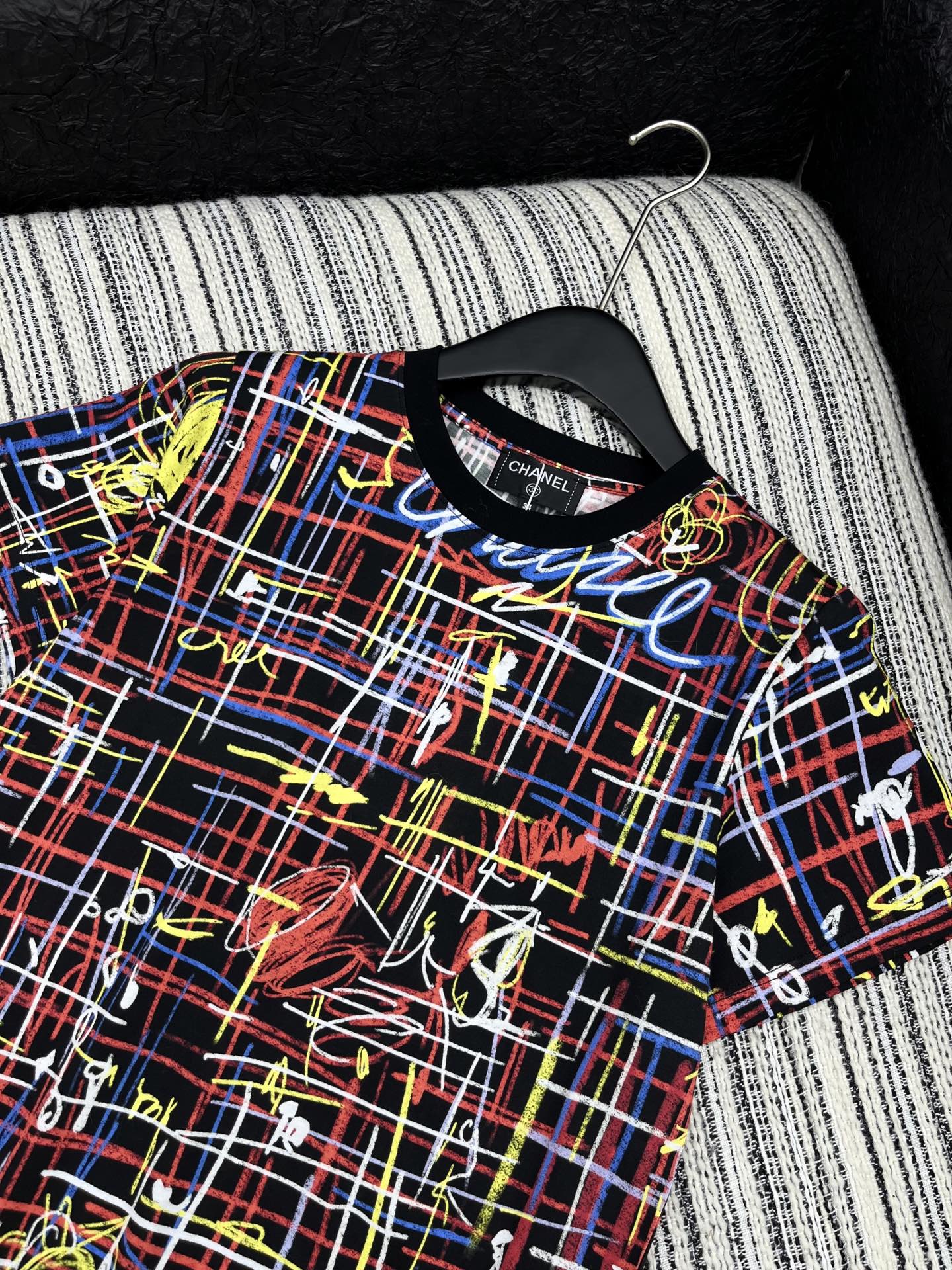 🛒𝐍𝐄𝐖 · 𝟐𝟎𝟐5/爆款现货原单品质 Chane*｜25限定系列新品涂鸦印花短袖T恤精致版型上身巨显