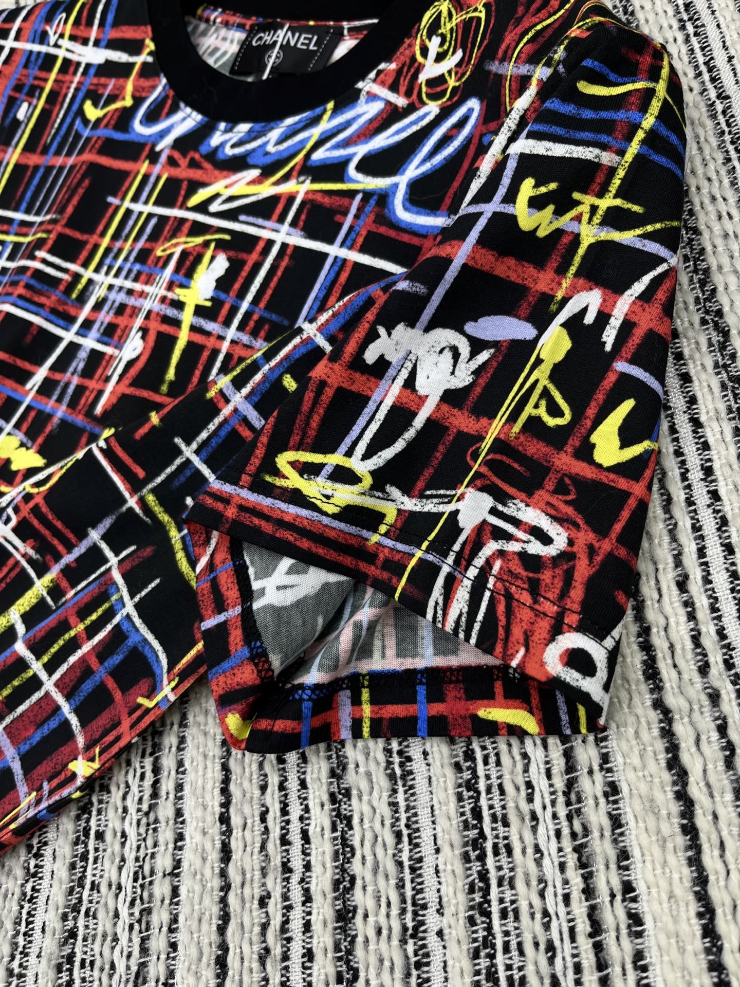 🛒𝐍𝐄𝐖 · 𝟐𝟎𝟐5/爆款现货原单品质 Chane*｜25限定系列新品涂鸦印花短袖T恤精致版型上身巨显