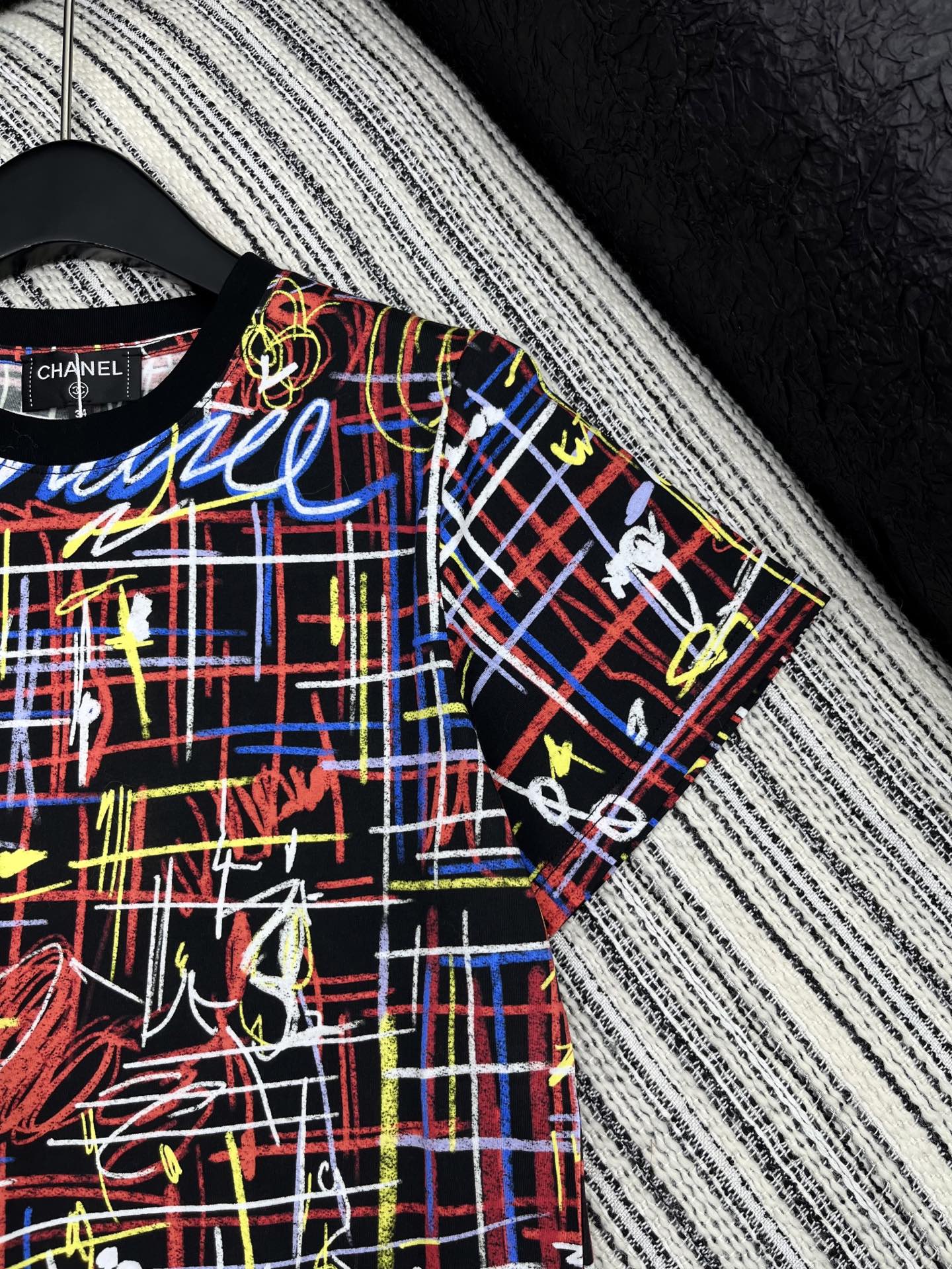 🛒𝐍𝐄𝐖 · 𝟐𝟎𝟐5/爆款现货原单品质 Chane*｜25限定系列新品涂鸦印花短袖T恤精致版型上身巨显