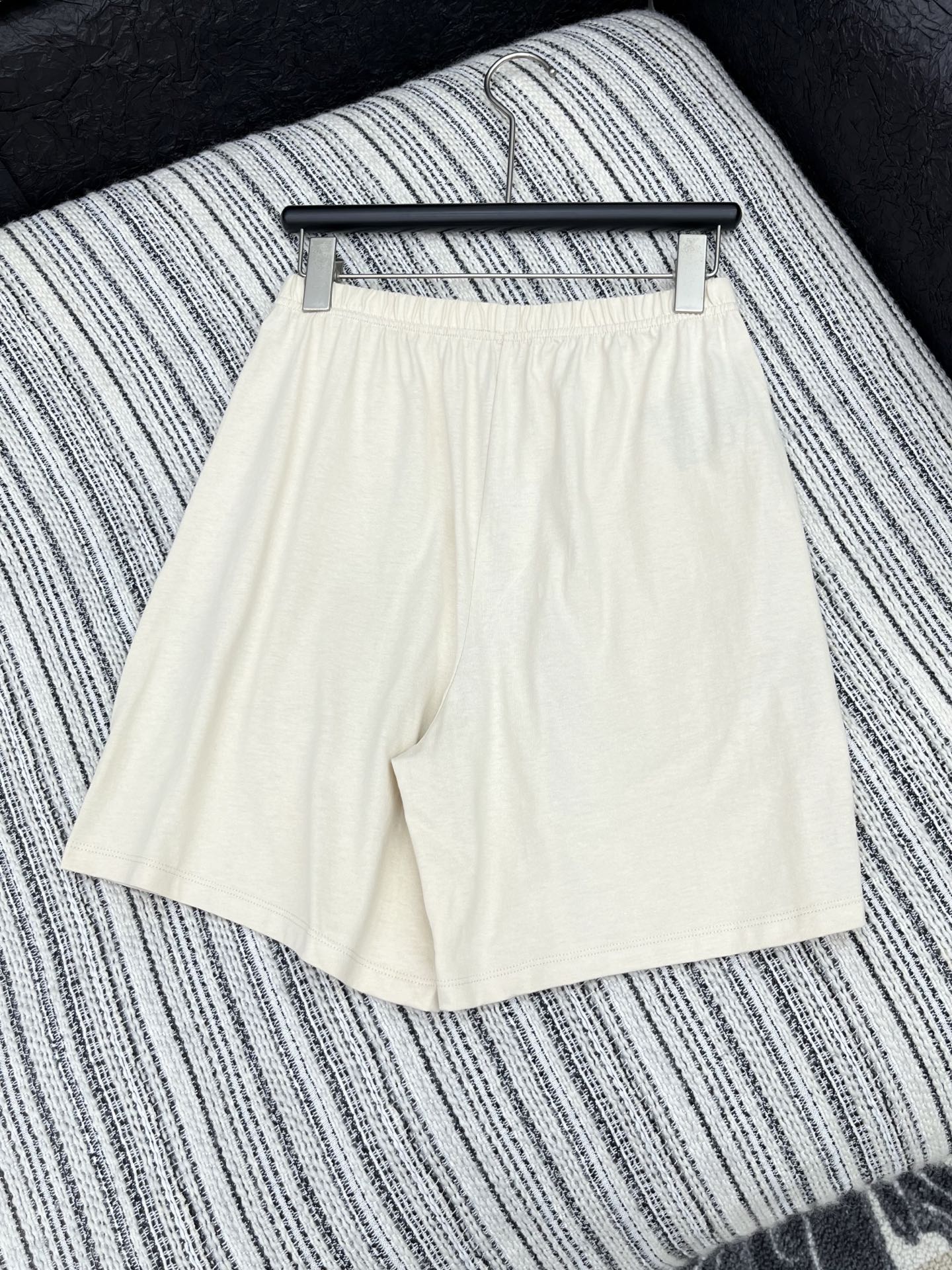 🛒𝐍𝐄𝐖 · 𝟐𝟎𝟐5/爆款现货【原版定制】 Miu Mi*｜25秋冬刺绣短裤订制高品质面料 质感亲肤细