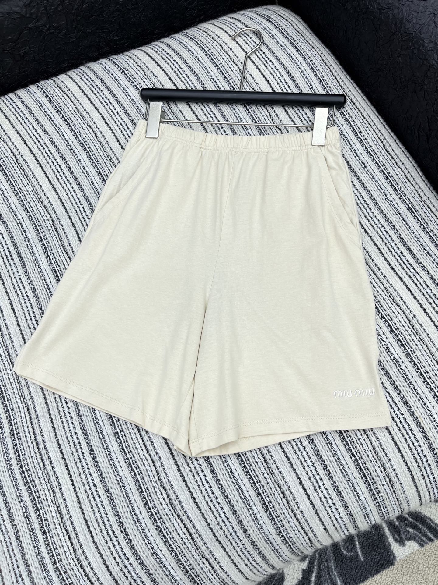 🛒𝐍𝐄𝐖 · 𝟐𝟎𝟐5/爆款现货【原版定制】 Miu Mi*｜25秋冬刺绣短裤订制高品质面料 质感亲肤细