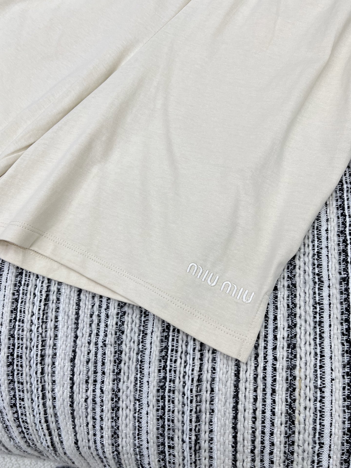 🛒𝐍𝐄𝐖 · 𝟐𝟎𝟐5/爆款现货【原版定制】 Miu Mi*｜25秋冬刺绣短裤订制高品质面料 质感亲肤细