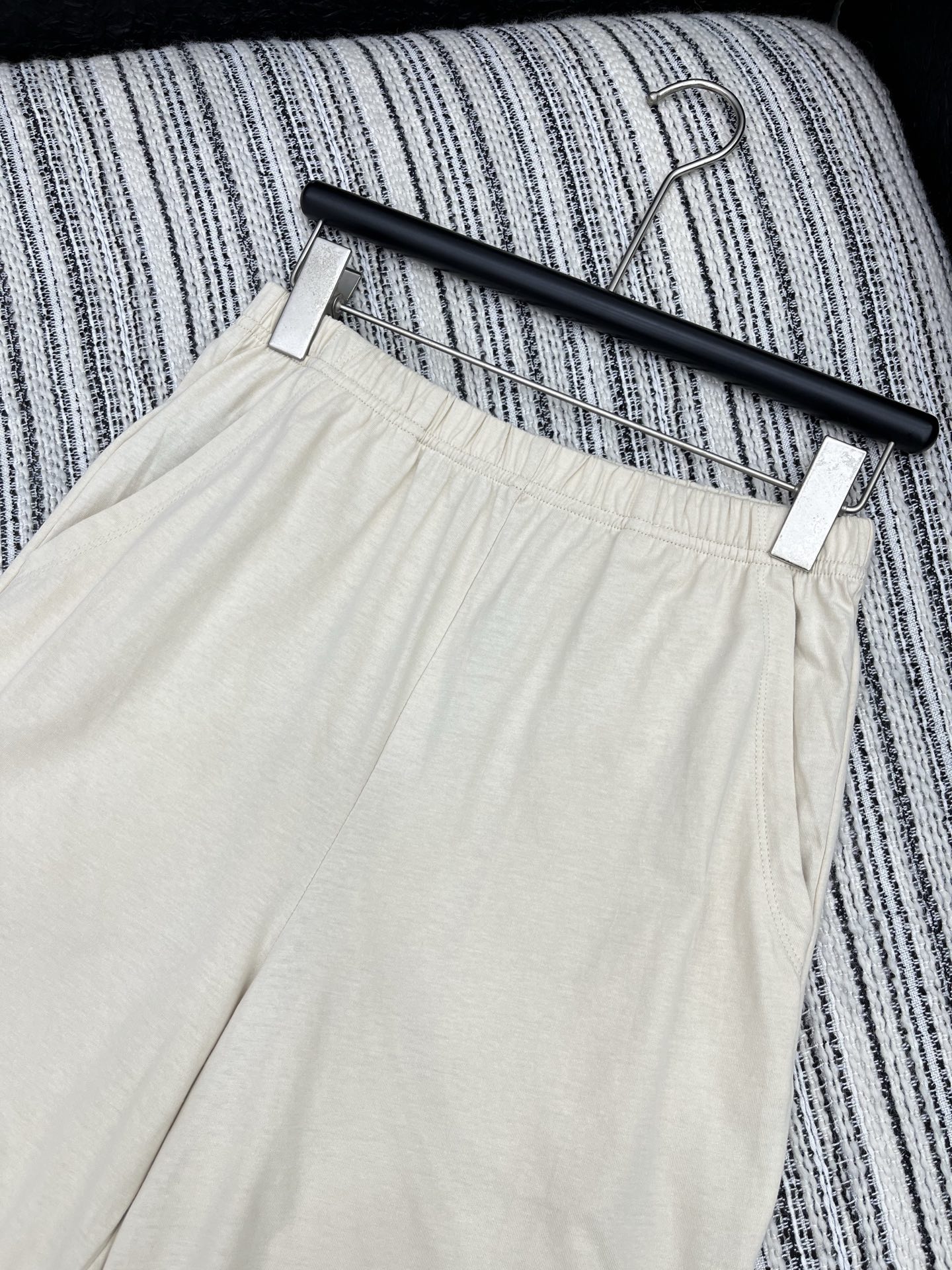 🛒𝐍𝐄𝐖 · 𝟐𝟎𝟐5/爆款现货【原版定制】 Miu Mi*｜25秋冬刺绣短裤订制高品质面料 质感亲肤细