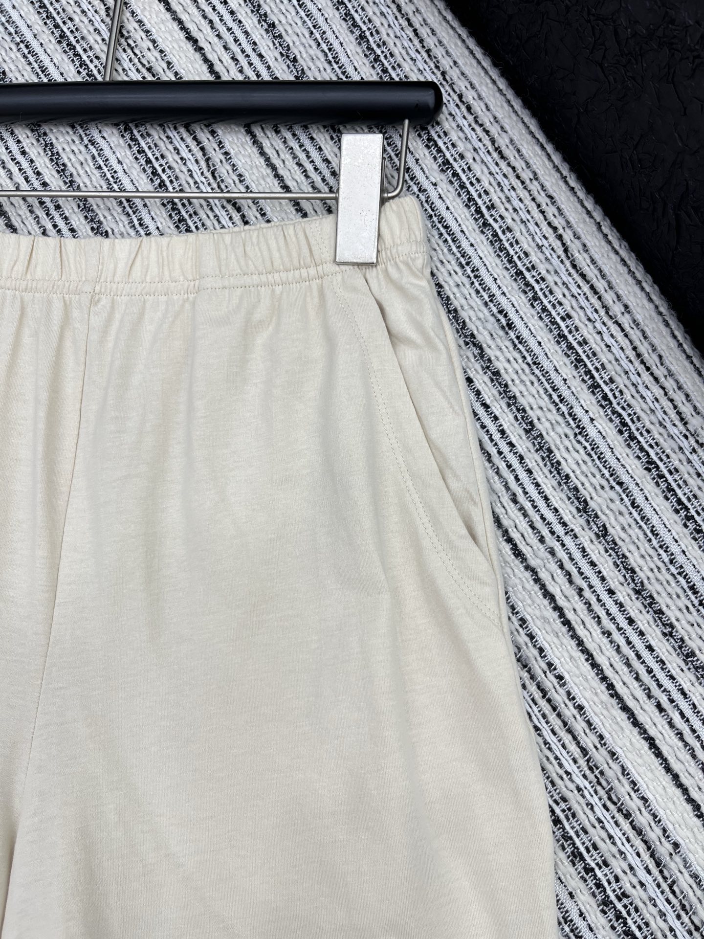 🛒𝐍𝐄𝐖 · 𝟐𝟎𝟐5/爆款现货【原版定制】 Miu Mi*｜25秋冬刺绣短裤订制高品质面料 质感亲肤细