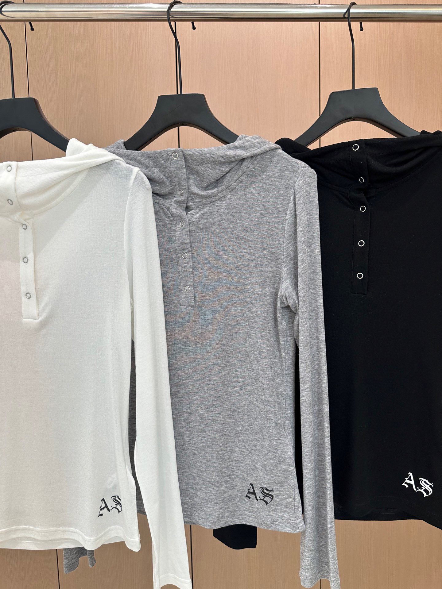 🛒𝐍𝐄𝐖 · 𝟐𝟎𝟐5/爆款现货设计师原创｜2025新款天丝羊毛带帽打底衫云感舒适的系列！上身的触感谁穿