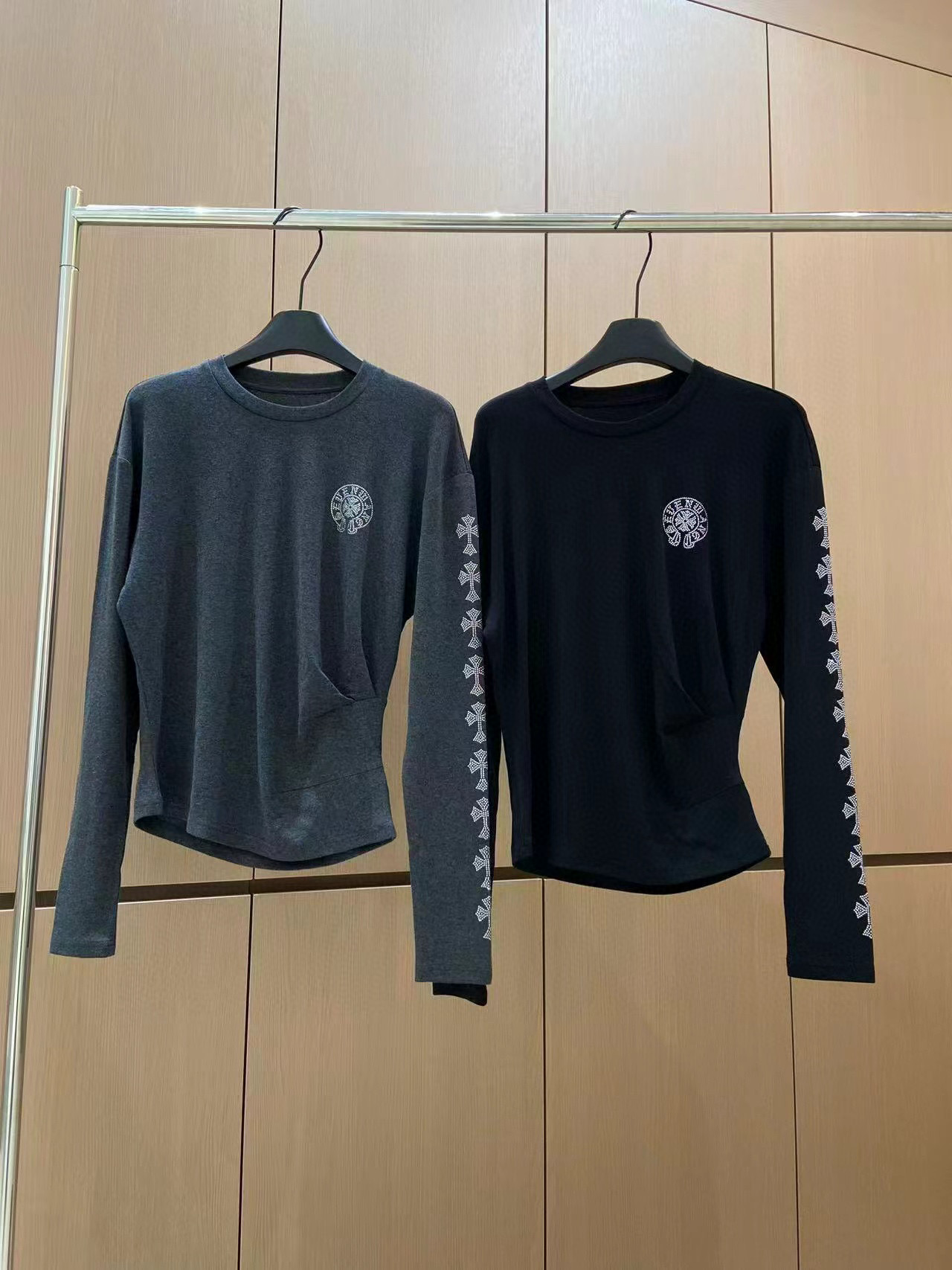 🛒𝐍𝐄𝐖 · 𝟐𝟎𝟐5/爆款现货设计师原创｜2025新款天丝羊毛烫钻打底衫云感舒适的系列！上身的触感谁穿