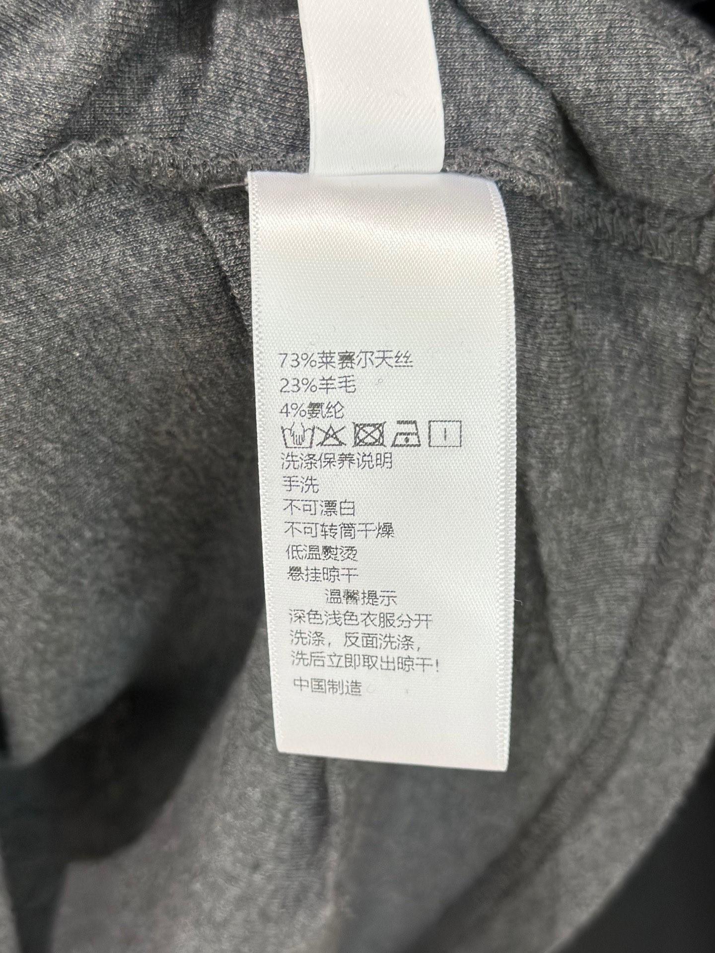 🛒𝐍𝐄𝐖 · 𝟐𝟎𝟐5/爆款现货设计师原创｜2025新款天丝羊毛烫钻打底衫云感舒适的系列！上身的触感谁穿