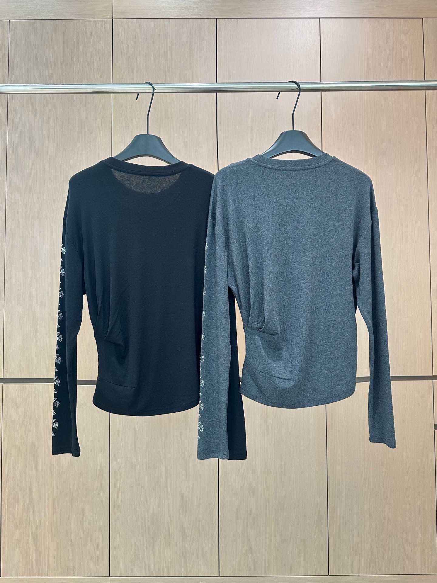 🛒𝐍𝐄𝐖 · 𝟐𝟎𝟐5/爆款现货设计师原创｜2025新款天丝羊毛烫钻打底衫云感舒适的系列！上身的触感谁穿