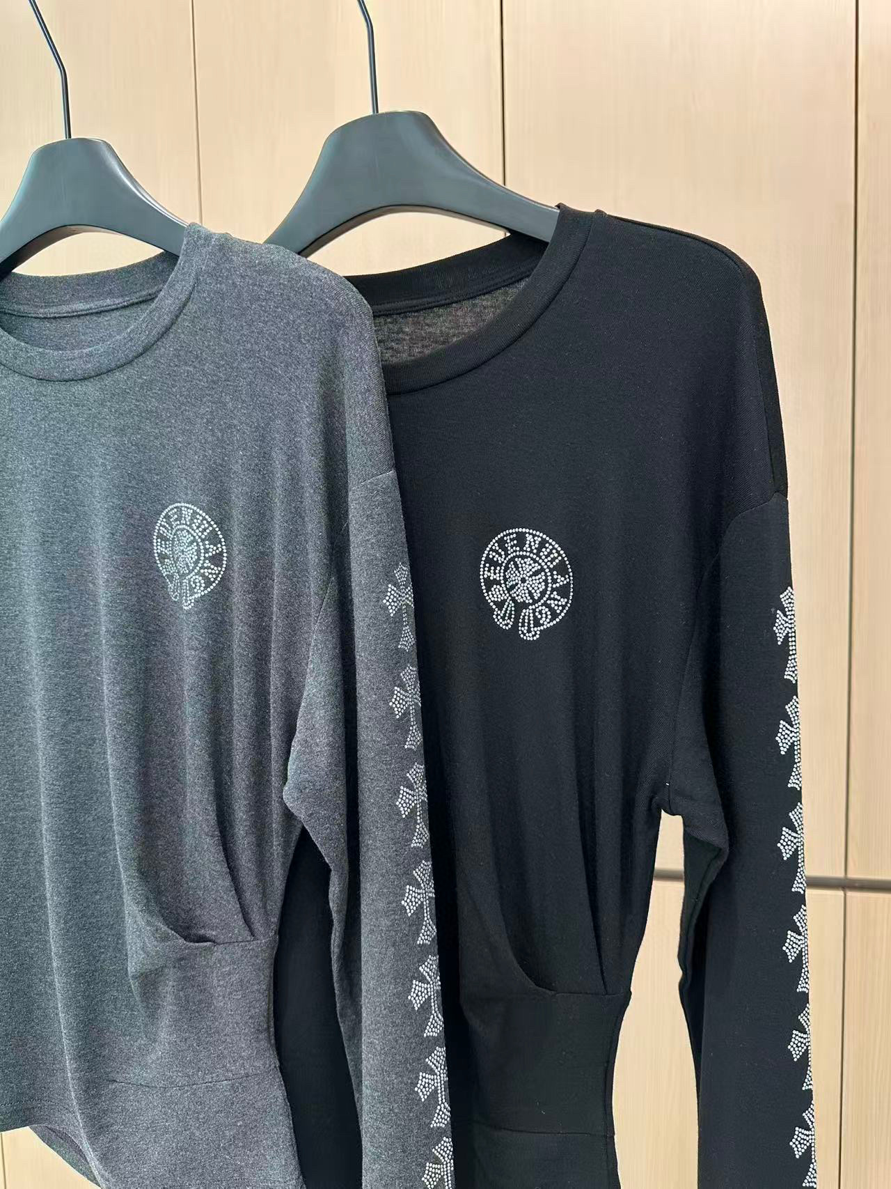 🛒𝐍𝐄𝐖 · 𝟐𝟎𝟐5/爆款现货设计师原创｜2025新款天丝羊毛烫钻打底衫云感舒适的系列！上身的触感谁穿